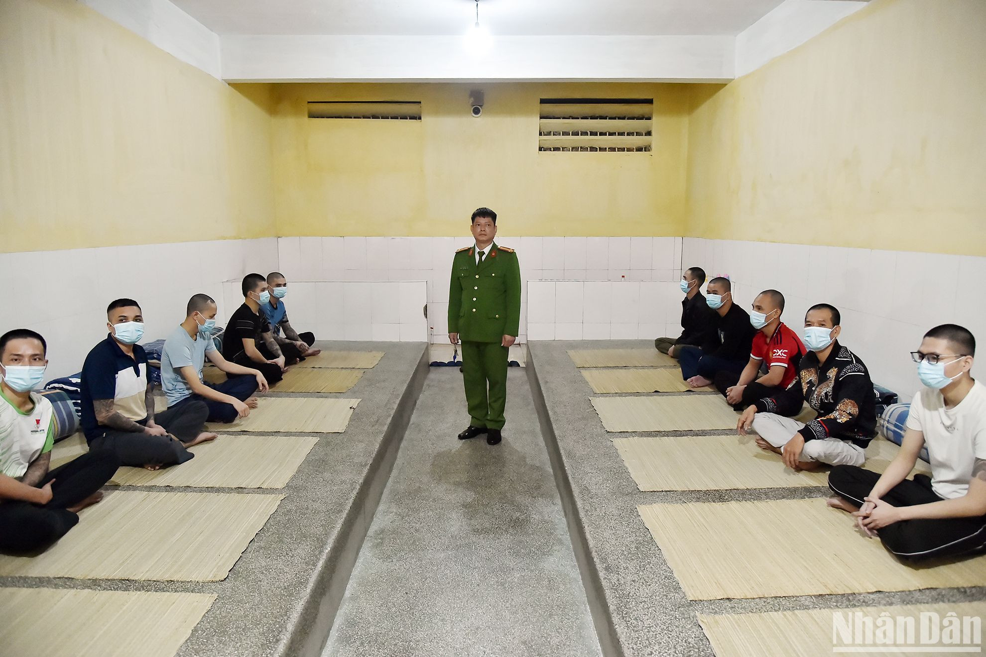 Cán bộ quản giáo Trại tạm giam số 1 tiến hành kiểm tra buồng giam, giữ thường xuyên để ngăn ngừa người bị tạm giữ, tạm giam vi phạm các nội quy giam giữ. (Ảnh: Thủy Nguyên)