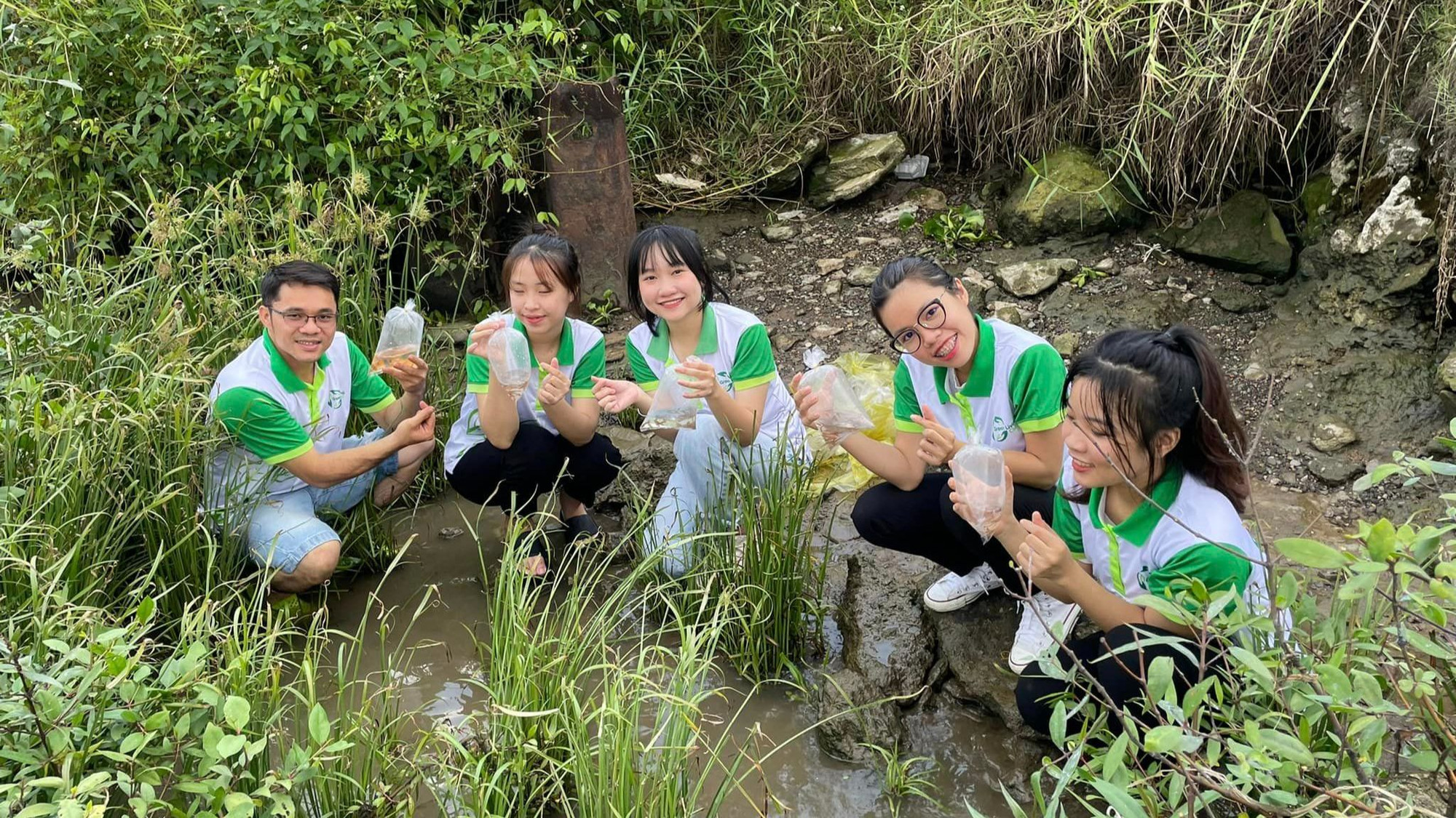 Câu lạc bộ Thực hành Sống Xanh (Green Living Club) tổ chức hoạt động thả cá với mục đích góp phần tái tạo môi sinh. (Nguồn: Internet)