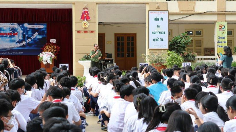 Các em học sinh Trường THCS Đống Đa tham gia buổi sinh hoạt ngoại khóa Kỹ năng sử dụng mạng xã hội an toàn cho học sinh. (Nguồn: nhandan.vn)