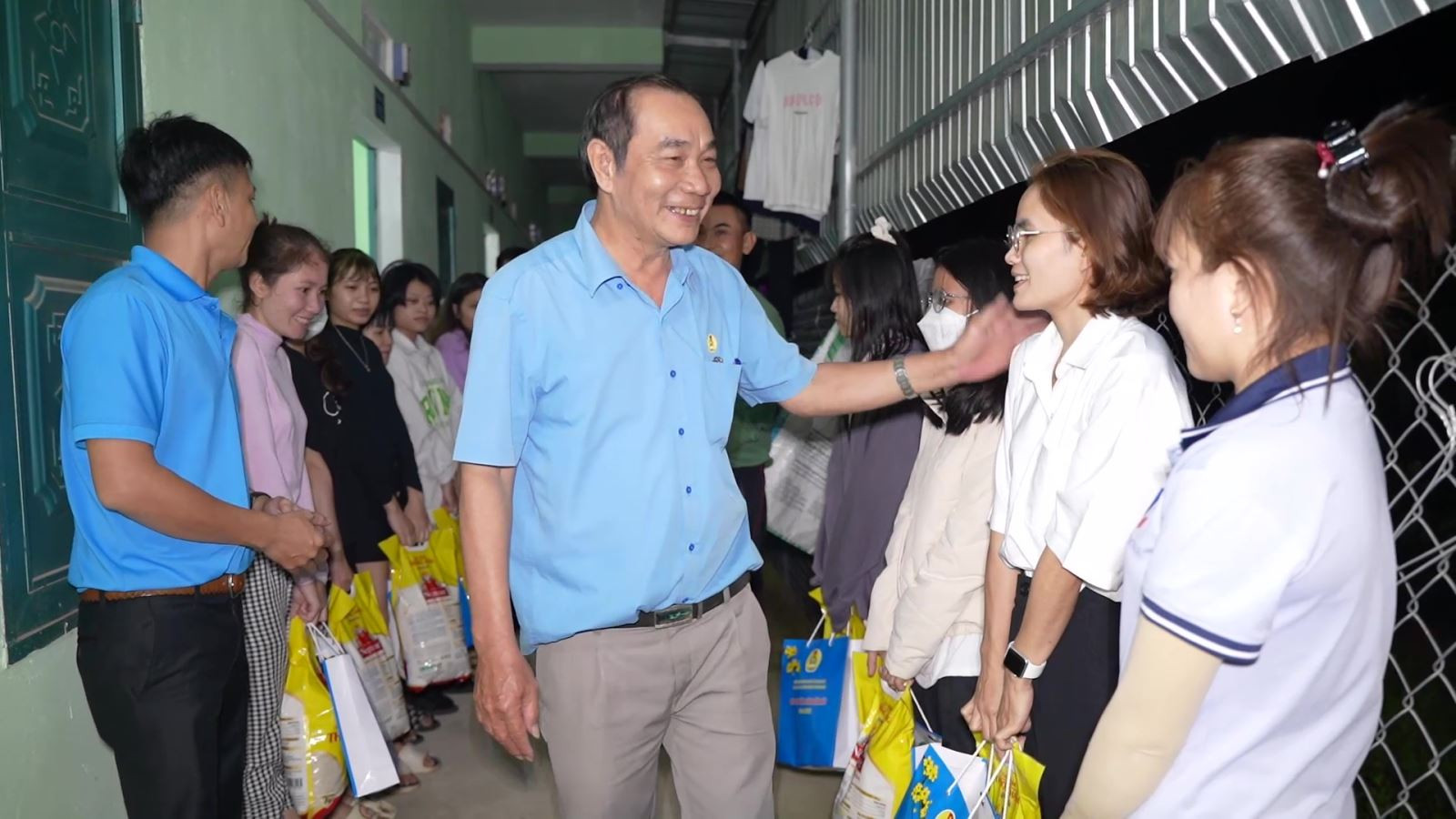Lãnh đạo Liên đoàn Lao động tỉnh và Công đoàn Khu kinh tế Dung Quất và các Khu công nghiệp Quảng Ngãi đã đến tận nhà trọ để tặng quà Tết cho công nhân. (Nguồn: Internet) Lãnh đạo Liên đoàn Lao động tỉnh và Công đoàn Khu kinh tế Dung Quất và các Khu công nghiệp Quảng Ngãi đã đến tận nhà trọ để tặng quà Tết cho công nhân. (Nguồn: Internet)