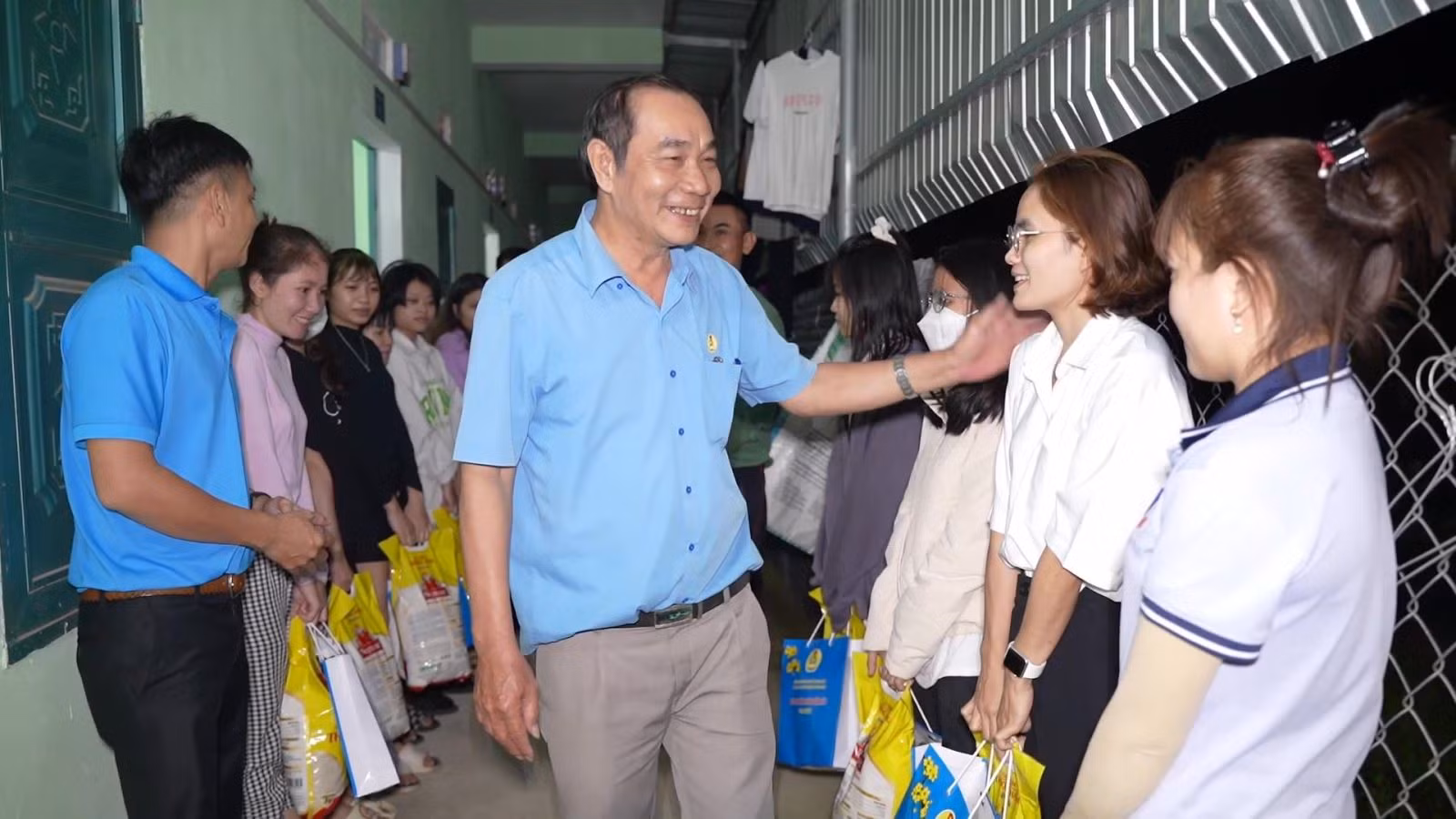Lãnh đạo Liên đoàn Lao động tỉnh và Công đoàn Khu kinh tế Dung Quất và các Khu công nghiệp Quảng Ngãi đã đến tận nhà trọ để tặng quà Tết cho công nhân. (Nguồn: Internet)
