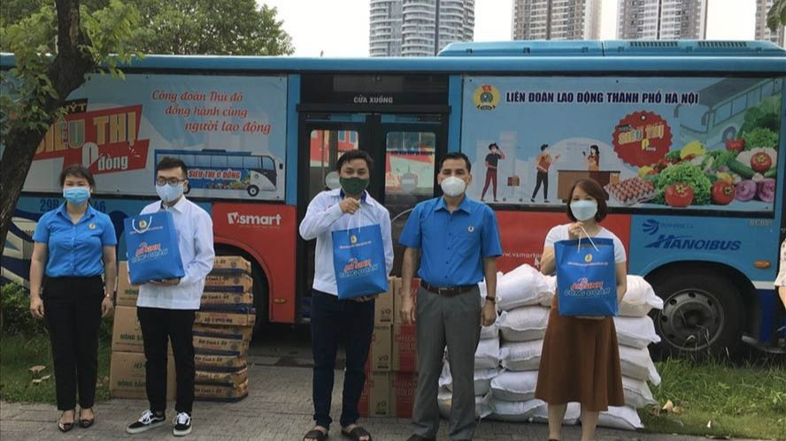 Liên đoàn Lao động thành phố Hà Nội trao Túi an sinh Công đoàn hỗ trợ người lao động khó khăn ảnh hưởng Covid-19 hồi tháng 9/2021. (Nguồn: Internet) Liên đoàn Lao động thành phố Hà Nội trao Túi an sinh Công đoàn hỗ trợ người lao động khó khăn ảnh hưởng Covid-19 hồi tháng 9/2021. (Nguồn: Internet)