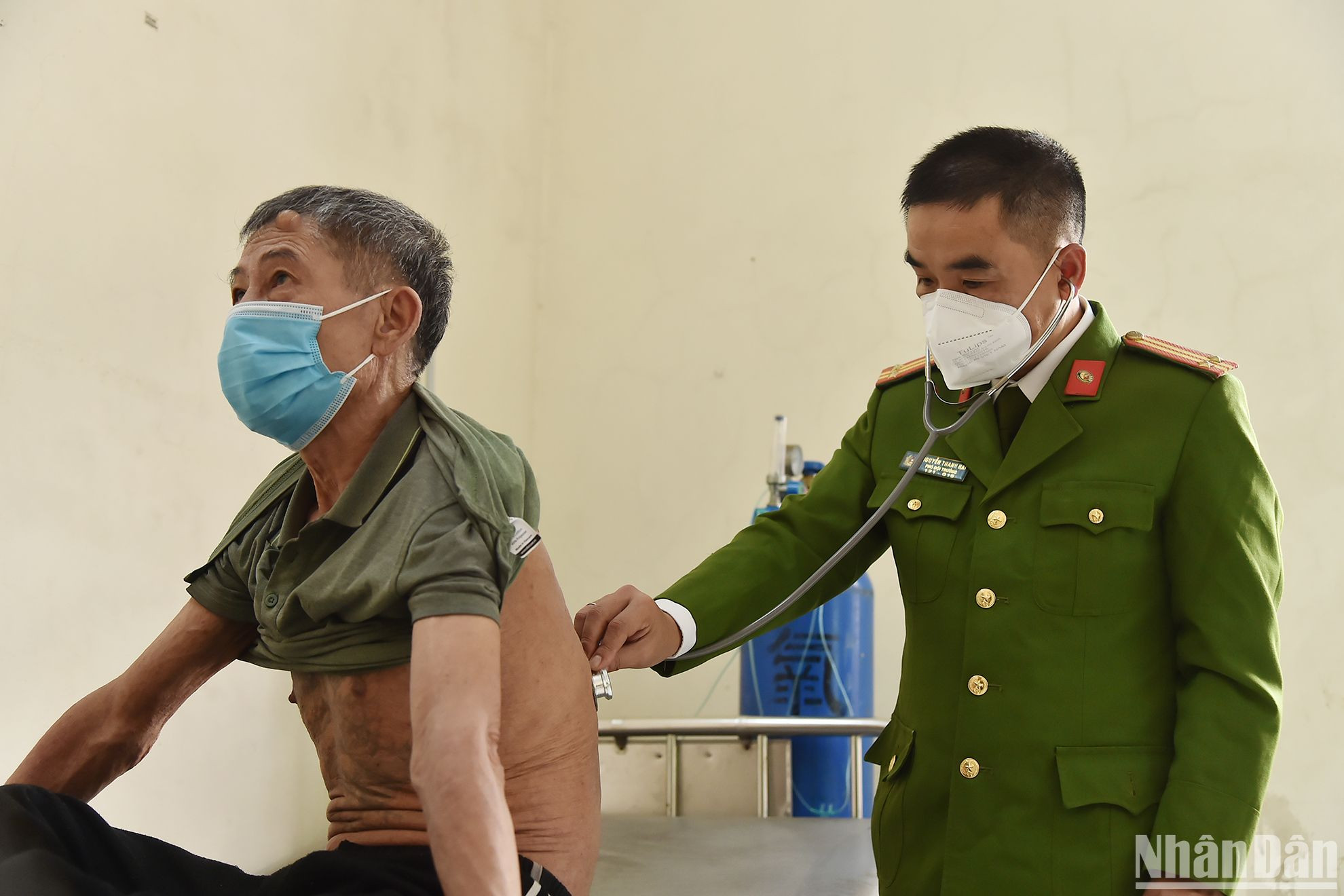 Trung tá Nguyễn Thanh Hải, Bệnh xá trưởng Trại tạm giam số 2 Công an thành phố Hà Nội khám bệnh cho bệnh nhân. (Ảnh: Thủy Nguyên)