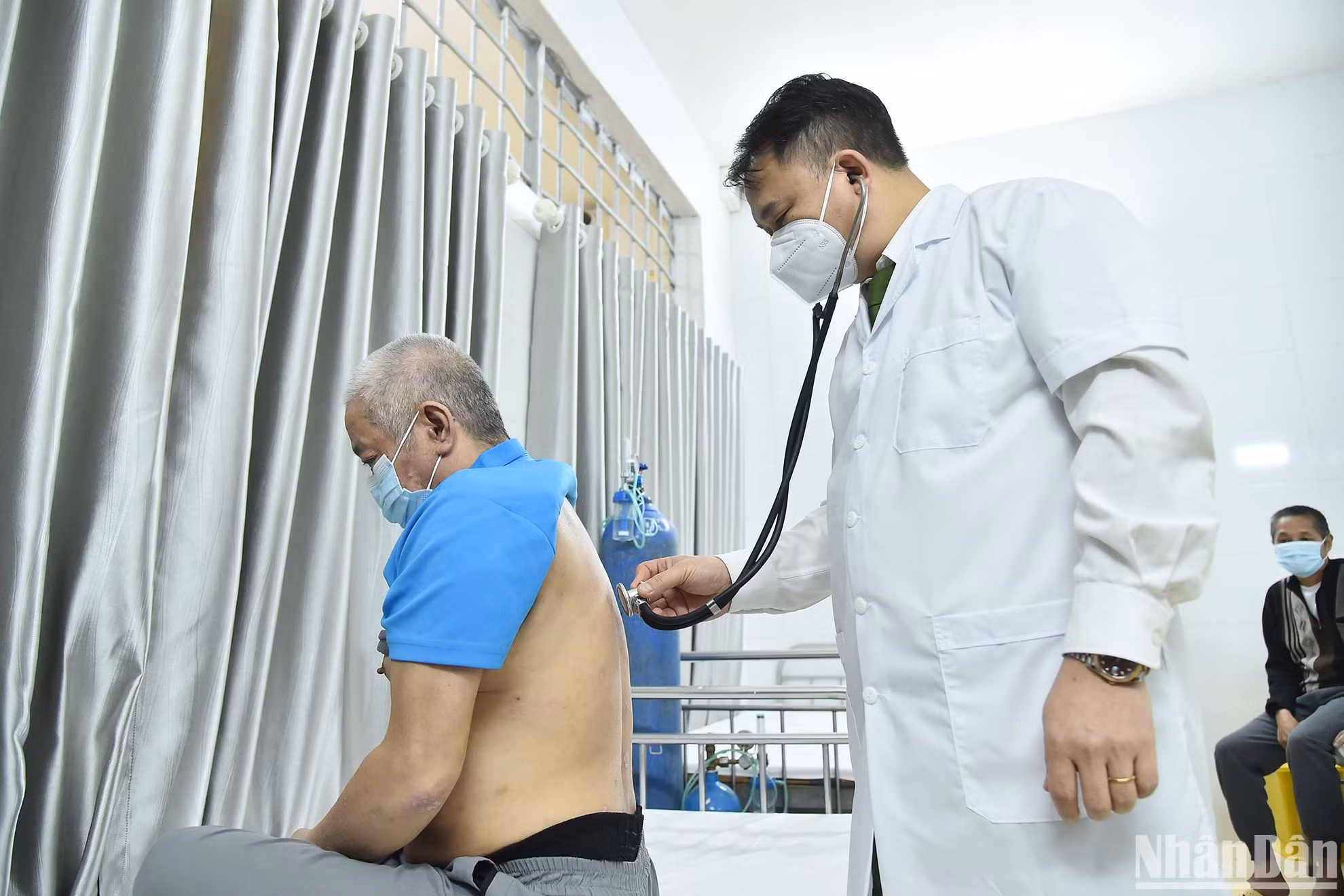 Trung tá, Trạm xá trưởng Trại tạm giam số 1 Nguyễn Hồng Hải khám bệnh cho can phạm. (Ảnh: Thủy Nguyên) Trung tá, Trạm xá trưởng Trại tạm giam số 1 Nguyễn Hồng Hải khám bệnh cho can phạm. (Ảnh: Thủy Nguyên)