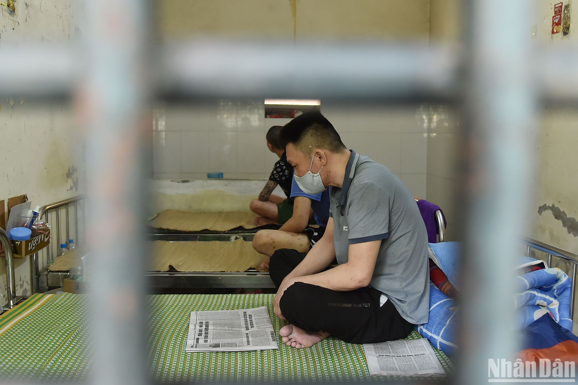 Các bệnh nhân là người bị tạm giữ, tạm giam đang nghỉ ngơi và đọc báo tại bệnh xá Trại tạm giam số 2 Công an thành phố Hà Nội. (Ảnh: Thủy Nguyên)