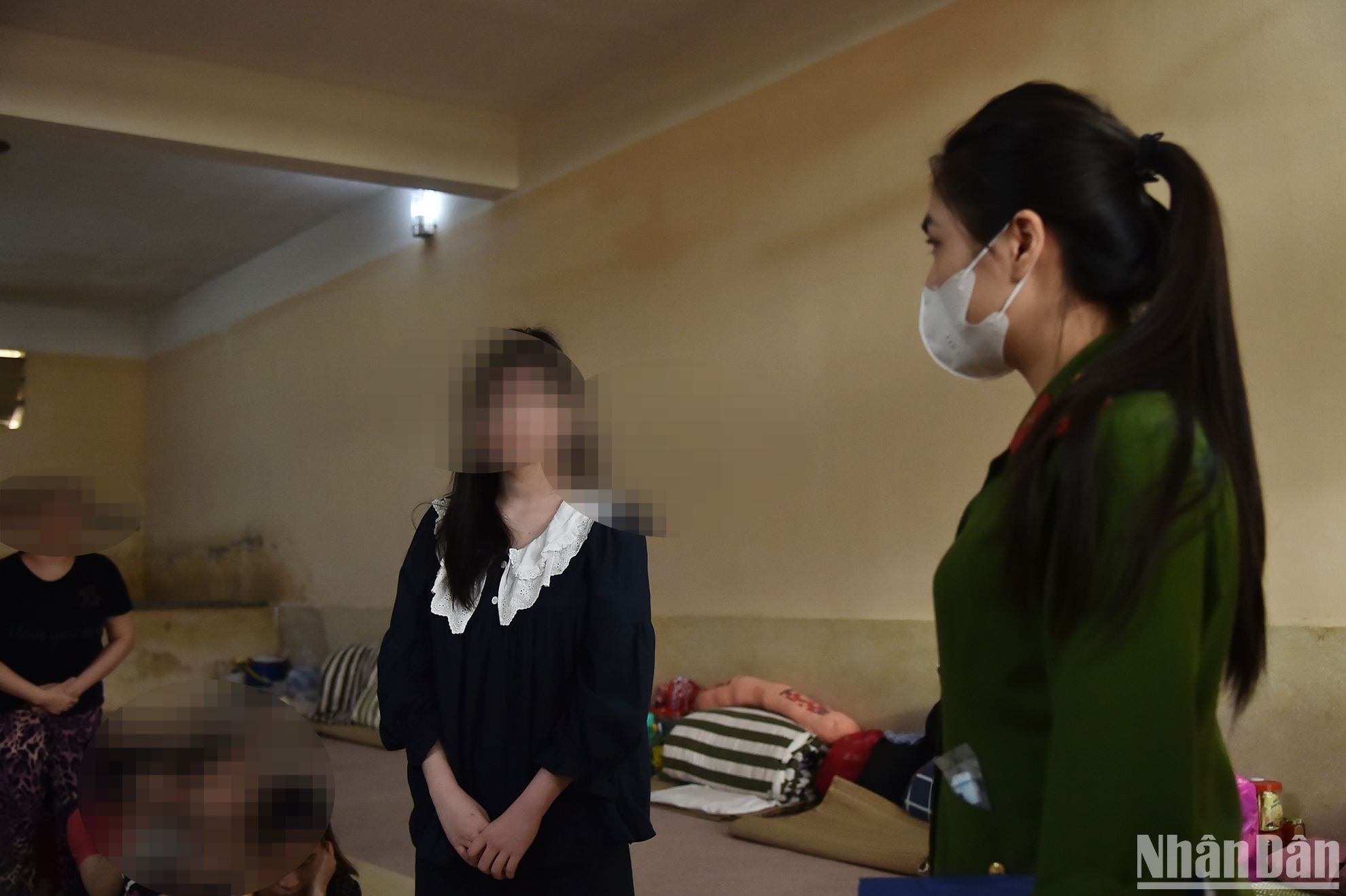 Các nữ cán bộ quản giáo trực tiếp tham gia nhiệm vụ quản lý, giáo dục, kiểm tra tại khu vực dành cho can phạm nữ. Điều này nhằm bảo đảm quyền phụ nữ và phòng tránh các hành vi xâm hại. (Ảnh: Thủy Nguyên)