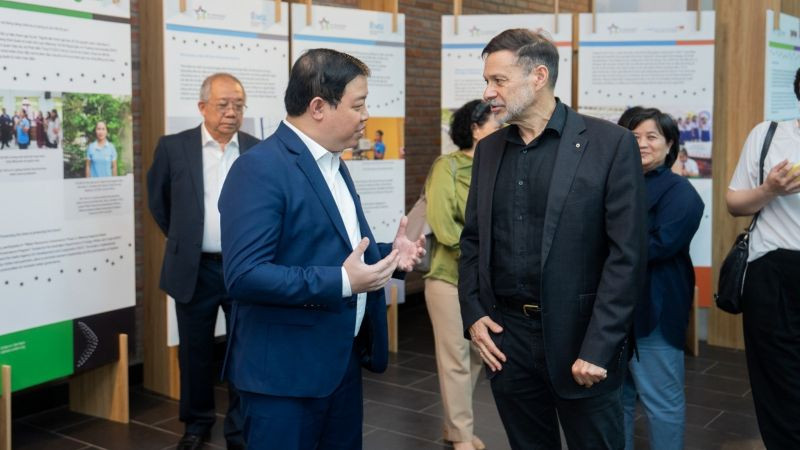 Đại sứ Australia Andrew Goledzinowski và Phó Chủ tịch VUFO Nguyễn Ngọc Hùng tại sự kiện Triển lãm ảnh “Thành tựu phát triển của các tổ chức phi chính phủ nước ngoài hợp tác với Australia tại Việt Nam”. (Nguồn: Internet) Đại sứ Australia Andrew Goledzinowski và Phó Chủ tịch VUFO Nguyễn Ngọc Hùng tại sự kiện Triển lãm ảnh “Thành tựu phát triển của các tổ chức phi chính phủ nước ngoài hợp tác với Australia tại Việt Nam”. (Nguồn: Internet)