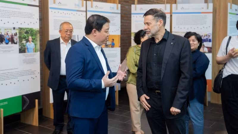Đại sứ Australia Andrew Goledzinowski và Phó Chủ tịch VUFO Nguyễn Ngọc Hùng tại sự kiện Triển lãm ảnh “Thành tựu phát triển của các tổ chức phi chính phủ nước ngoài hợp tác với Australia tại Việt Nam”. (Nguồn: Internet)