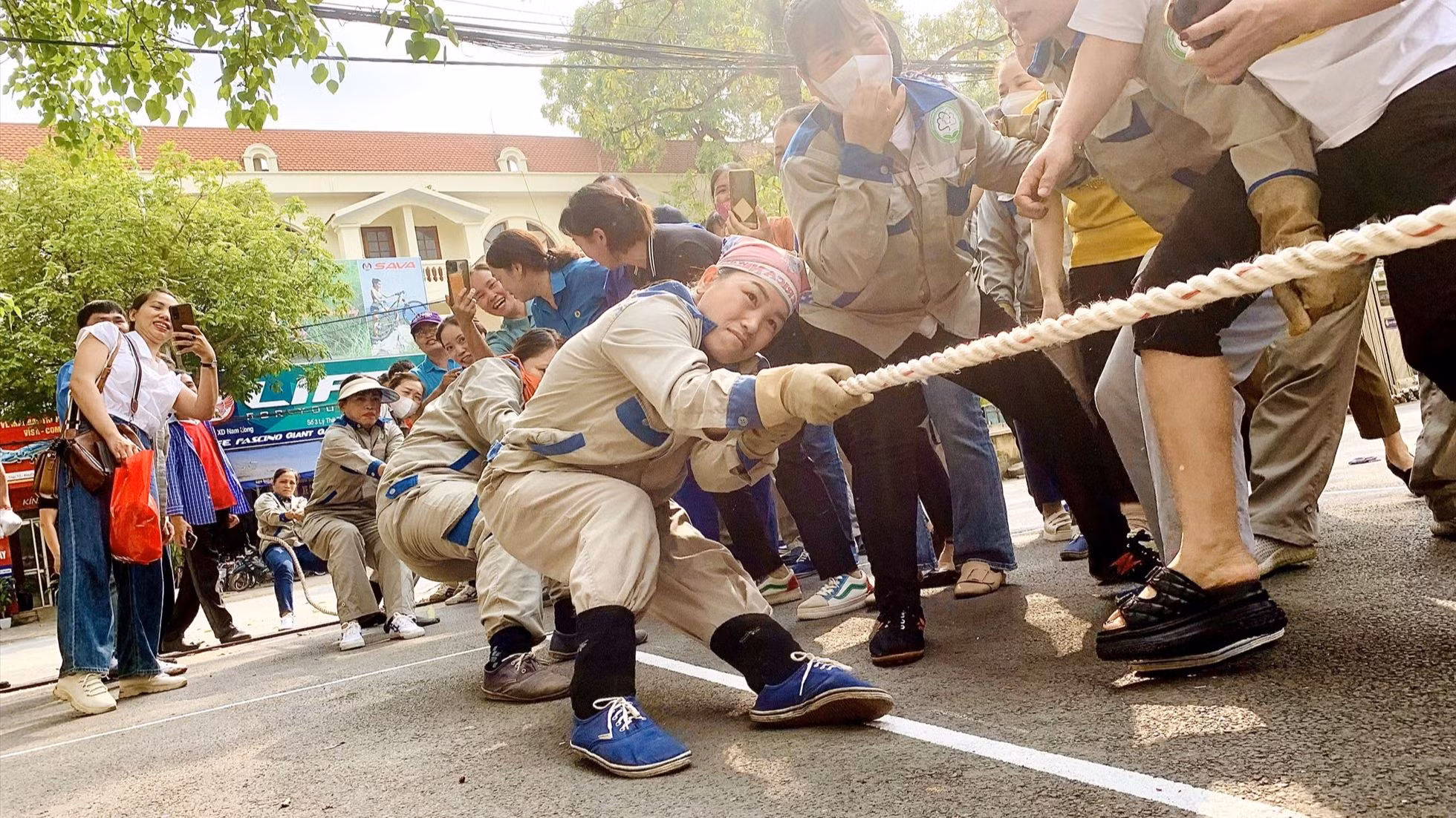 Công nhân lao động Công ty cổ phần Quản lý công trình đô thị Bắc Giang thi kéo co trong sự kiện Tháng Công nhân 2023 do Công đoàn Bắc Giang tổ chức. (Nguồn Internet)