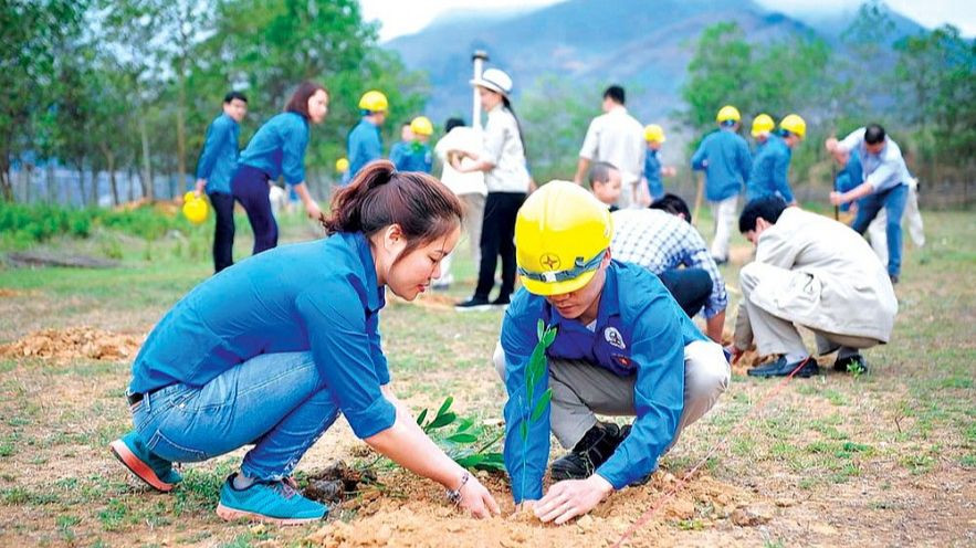 Đoàn viên thanh niên cùng doanh nghiệp tham gia hoạt động trồng cây, bảo vệ môi trường. (Nguồn: Internet)
