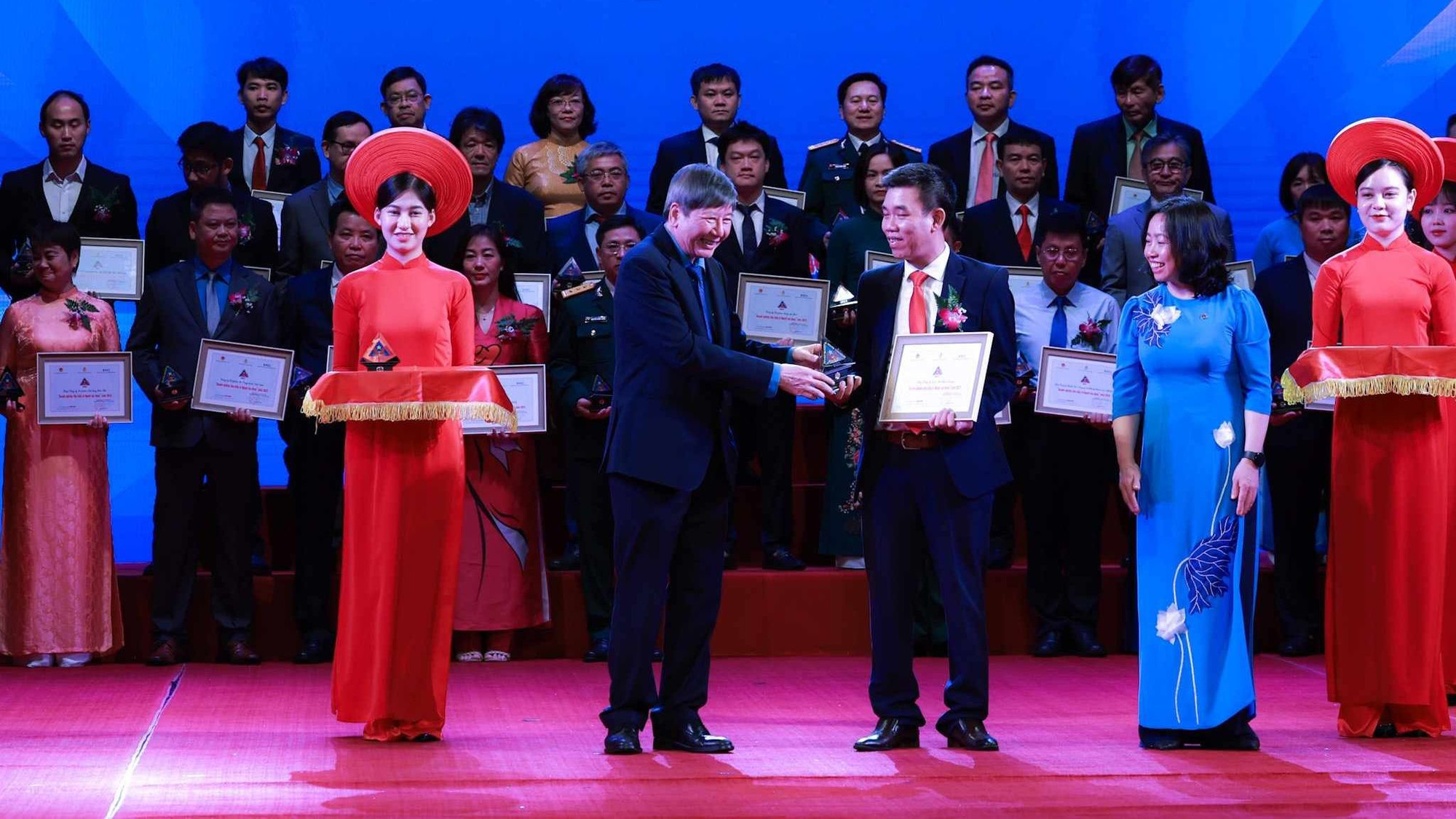 Chương trình “Doanh nghiệp tiêu biểu vì người lao động năm 2023” đã tôn vinh 64 doanh nghiệp nỗ lực duy trì việc làm, tạm gác mục tiêu lợi nhuận để dành nguồn lực bổ sung phúc lợi, chăm lo đặc biệt cho người lao động sau đại dịch Covid-19. (Nguồn: Internet) Chương trình “Doanh nghiệp tiêu biểu vì người lao động năm 2023” đã tôn vinh 64 doanh nghiệp nỗ lực duy trì việc làm, tạm gác mục tiêu lợi nhuận để dành nguồn lực bổ sung phúc lợi, chăm lo đặc biệt cho người lao động sau đại dịch Covid-19. (Nguồn: Internet)