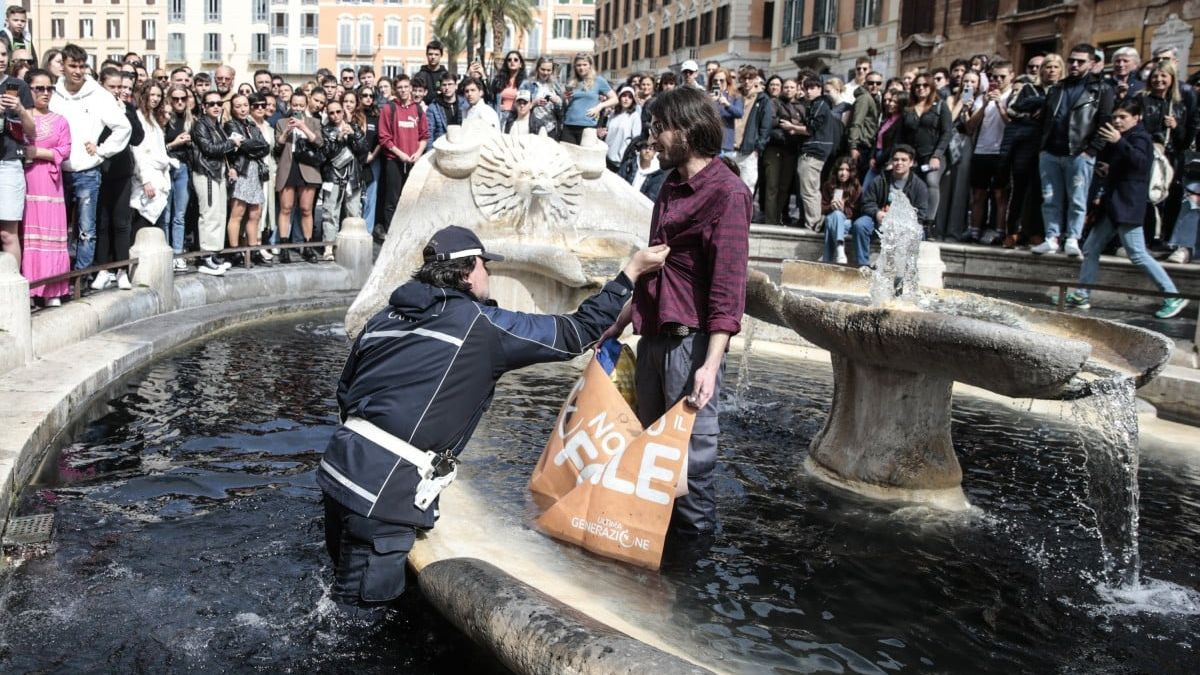 Cảnh sát Italia bắt giữ thành viên nhóm Letzte Generation vì tội phá hoại đài phun nước La Barcacia ở Rome (Nguồn: Internet)
