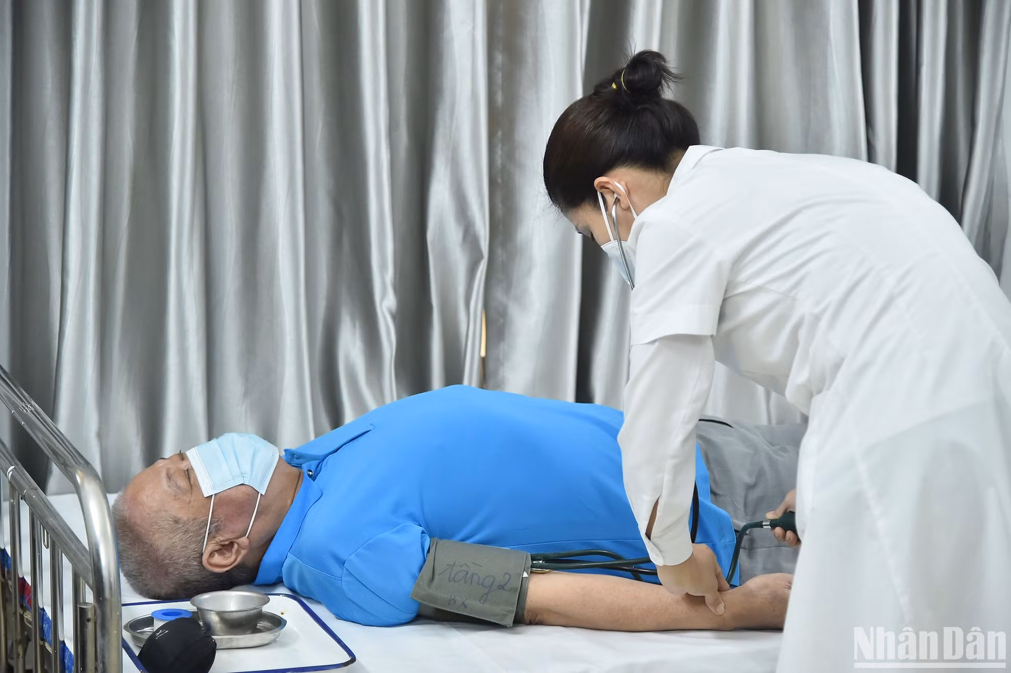 Đội ngũ y, bác sĩ Trại tạm giam số 1 Công an thành phố Hà Nội theo dõi sức khỏe định kỳ cho can phạm. (Ảnh: Thủy Nguyên)