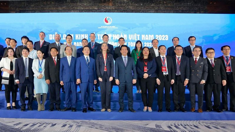 Diễn đàn Kinh tế Tuần hoàn 2023 do Bộ Tài nguyên và Môi trường chủ trì với sự tham gia của các lãnh đạo chính phủ, các doanh nghiệp lớn, Tổ chức phi chính phủ (NGOs) và các bên liên quan cùng chia sẻ về Kinh tế tuần hoàn. (Nguồn: Internet) Diễn đàn Kinh tế Tuần hoàn 2023 do Bộ Tài nguyên và Môi trường chủ trì với sự tham gia của các lãnh đạo chính phủ, các doanh nghiệp lớn, Tổ chức phi chính phủ (NGOs) và các bên liên quan cùng chia sẻ về Kinh tế tuần hoàn. (Nguồn: Internet)