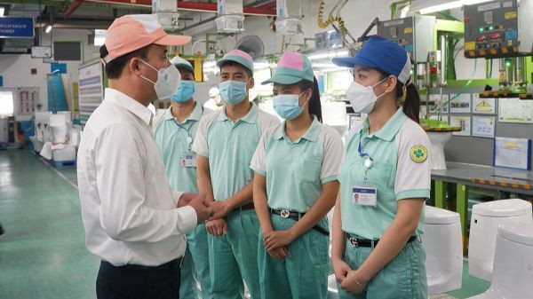 Tổng Giám đốc Bảo hiểm xã hội Việt Nam Nguyễn Thế Mạnh kiểm tra công tác thực hiện chính sách hỗ trợ người lao động từ Quỹ Bảo hiểm thất nghiệp tại một doanh nghiệp. (Ảnh: Internet)