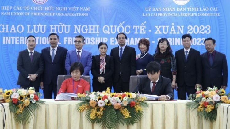 Bà Giang Thị Thu Thủy, Trưởng Đại diện tổ chức Hagar International/Thụy Sĩ và ông Phạm Nam Hồng, Phó Giám đốc Sở Ngoại vụ tỉnh Lào Cai ký biên bản ghi nhớ thực hiện viện trợ cho Lào Cai trong giai đoạn tới. (Nguồn: Internet) Bà Giang Thị Thu Thủy, Trưởng Đại diện tổ chức Hagar International/Thụy Sĩ và ông Phạm Nam Hồng, Phó Giám đốc Sở Ngoại vụ tỉnh Lào Cai ký biên bản ghi nhớ thực hiện viện trợ cho Lào Cai trong giai đoạn tới. (Nguồn: Internet)