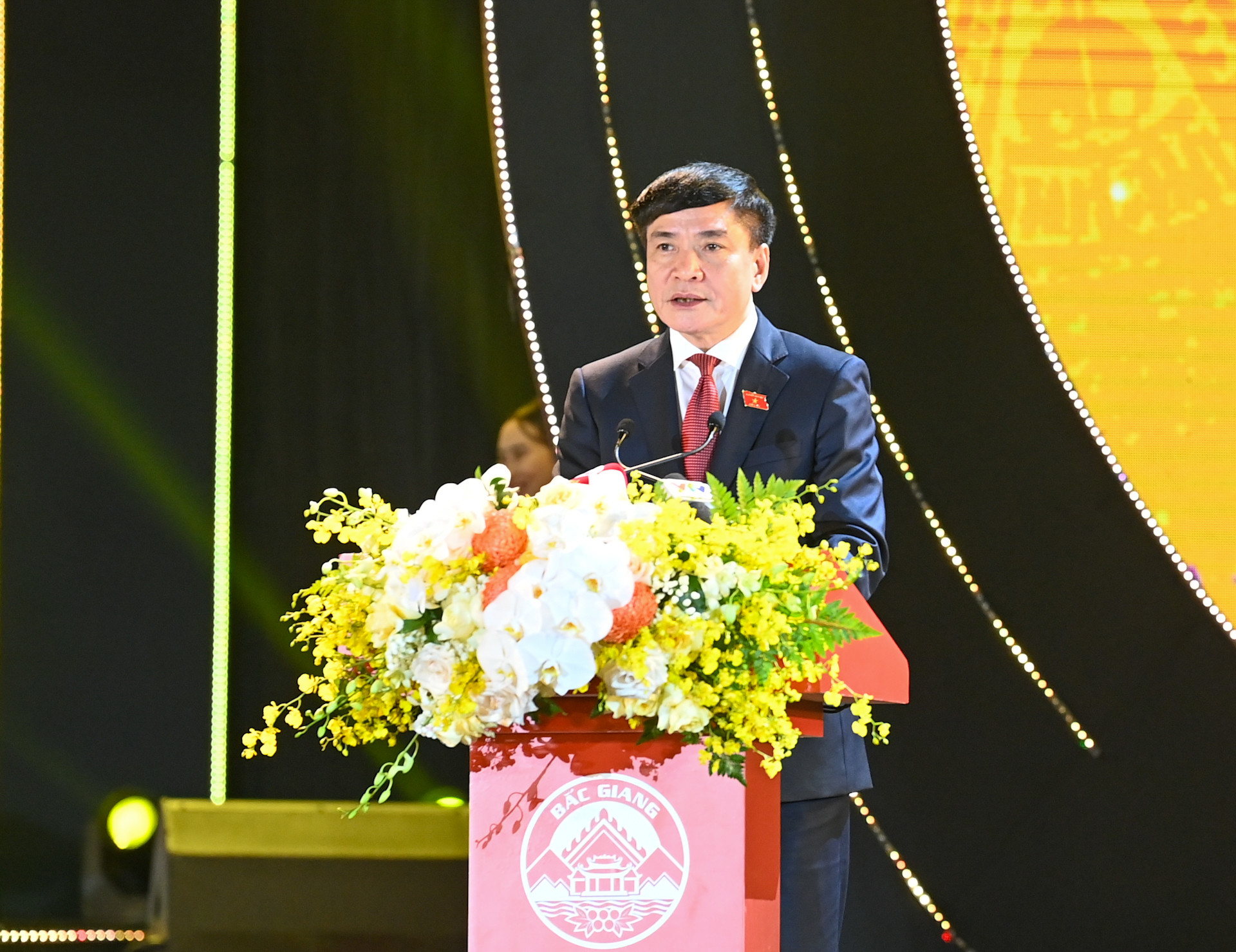 Tổng Thư ký, Chủ nhiệm Văn phòng Quốc hội Bùi Văn Cường công bố Nghị quyết của Ủy ban Thường vụ Quốc hội thành lập thị xã Việt Yên và các phường thuộc thị xã Việt Yên, tỉnh Bắc Giang.