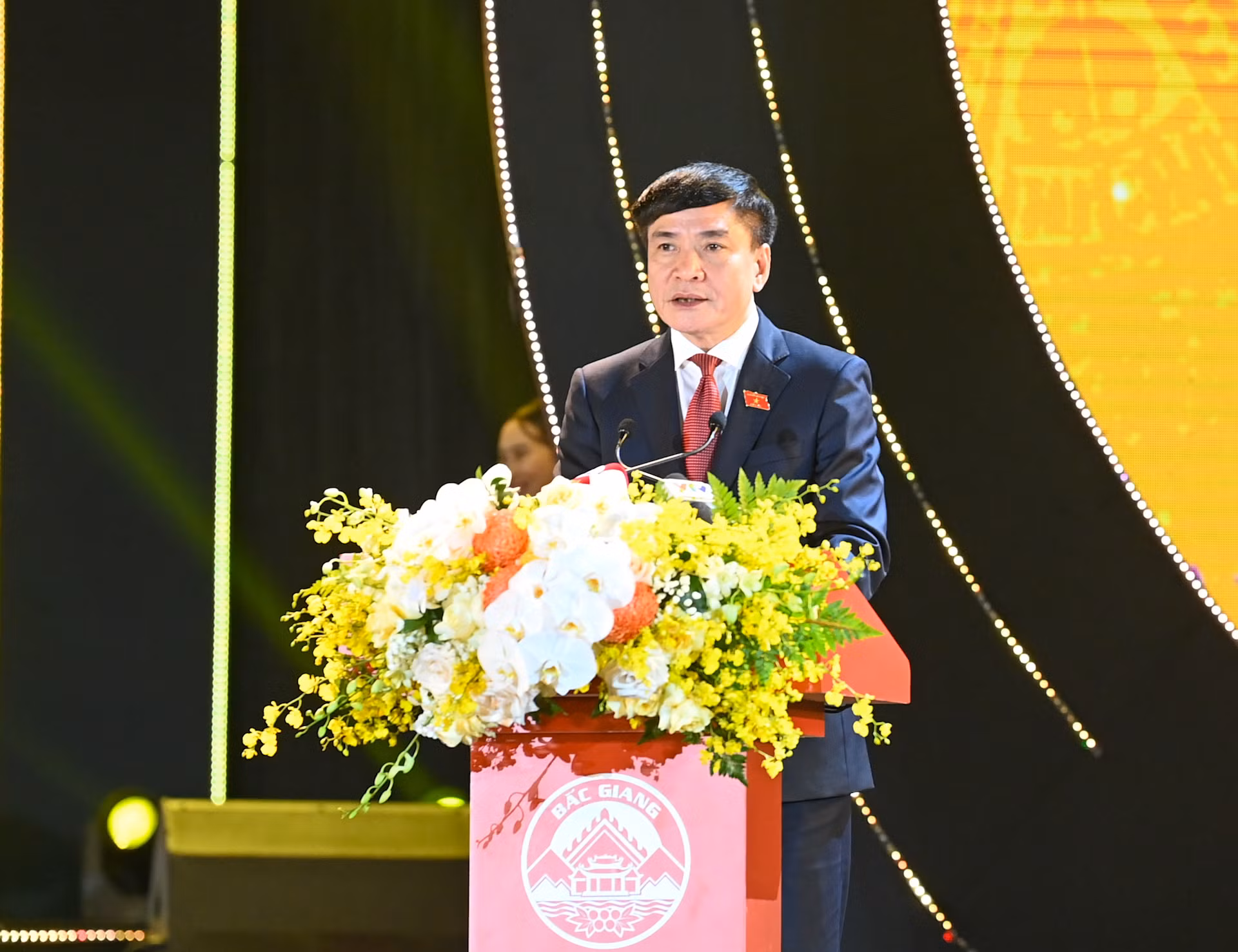 Tổng Thư ký, Chủ nhiệm Văn phòng Quốc hội Bùi Văn Cường công bố Nghị quyết của Ủy ban Thường vụ Quốc hội thành lập thị xã Việt Yên và các phường thuộc thị xã Việt Yên, tỉnh Bắc Giang. Tổng Thư ký, Chủ nhiệm Văn phòng Quốc hội Bùi Văn Cường công bố Nghị quyết của Ủy ban Thường vụ Quốc hội thành lập thị xã Việt Yên và các phường thuộc thị xã Việt Yên, tỉnh Bắc Giang.