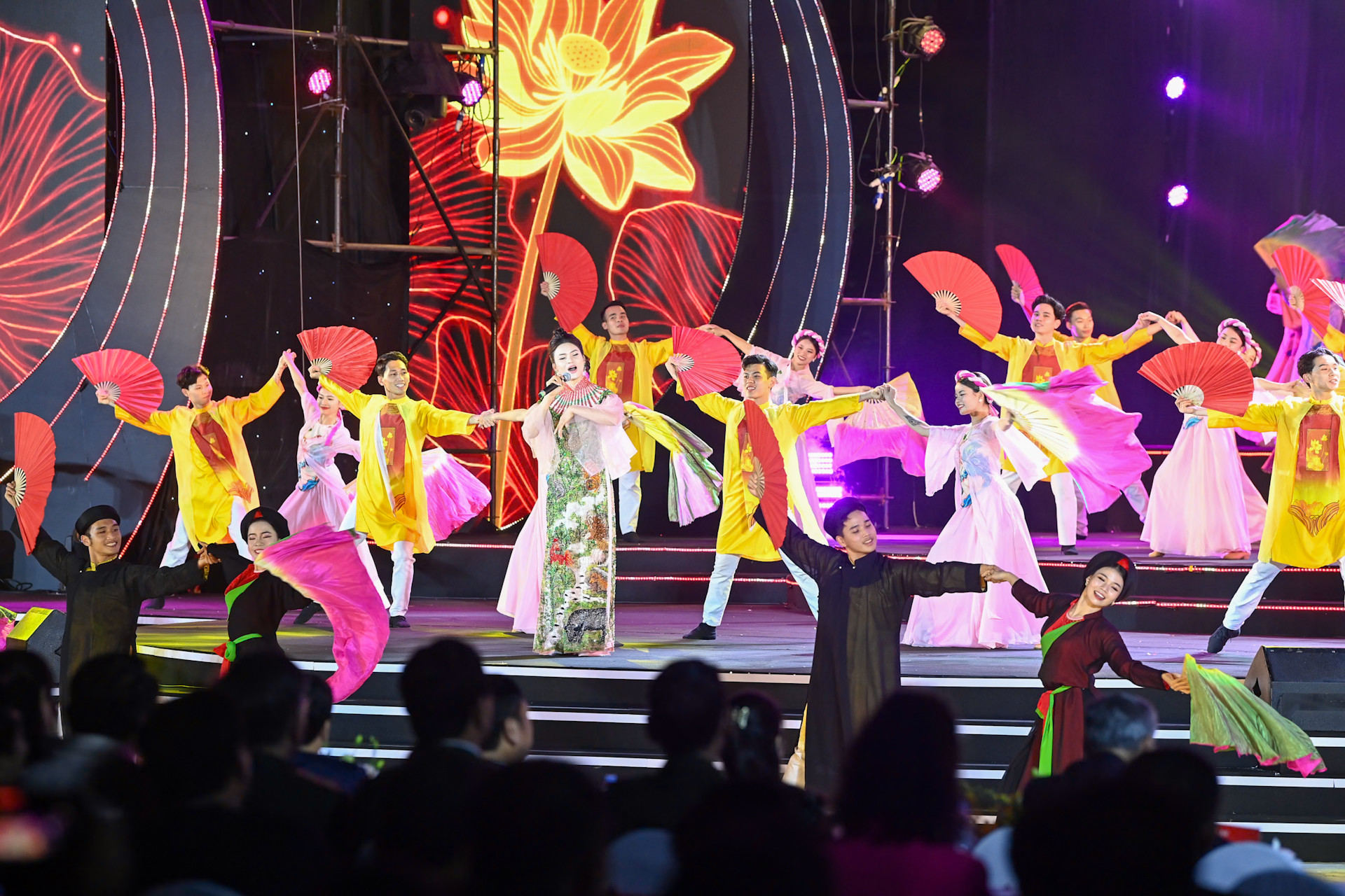 Chương trình biểu diễn nghệ thuật tại lễ công bố.