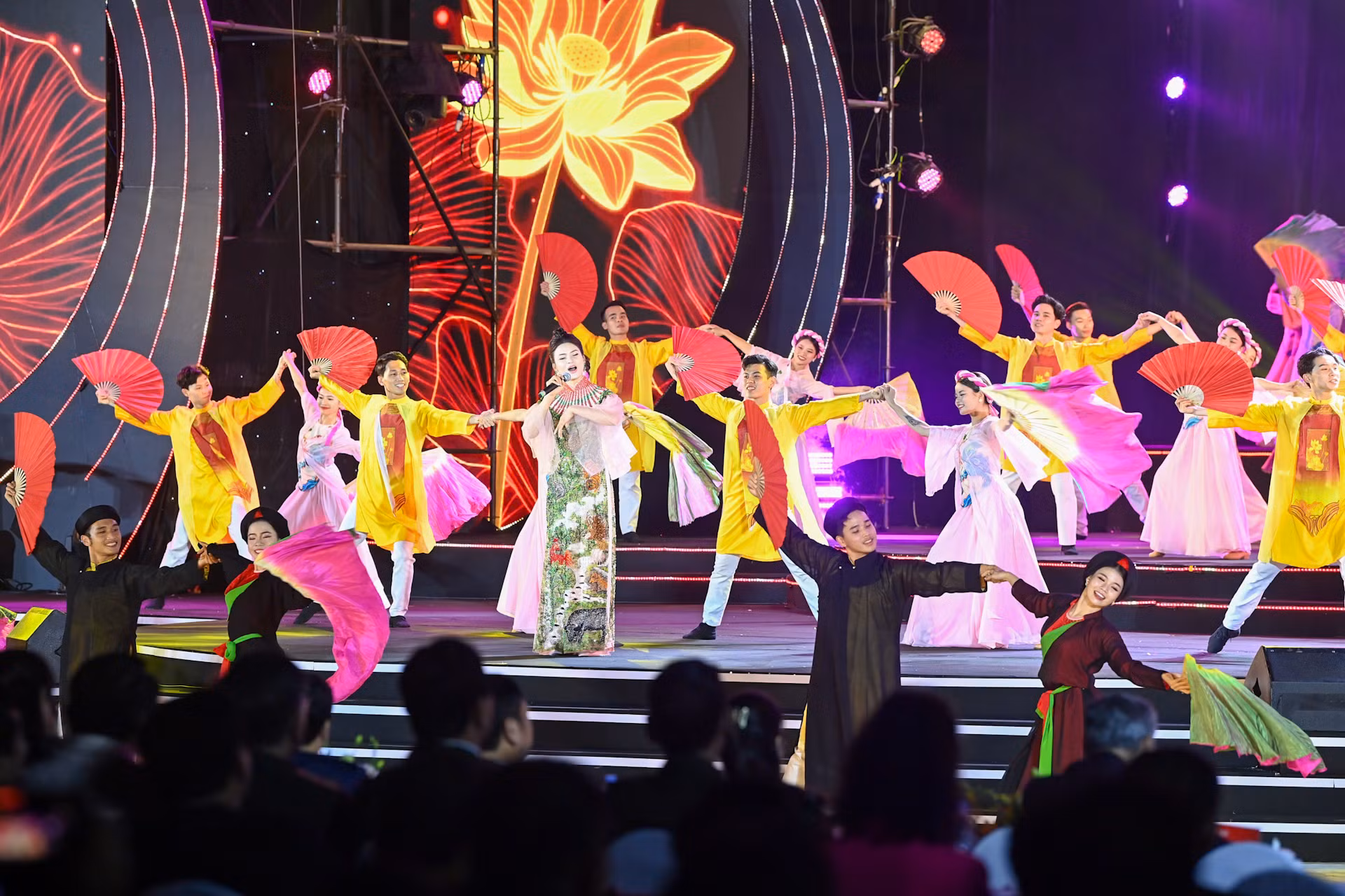 Chương trình biểu diễn nghệ thuật tại lễ công bố. Chương trình biểu diễn nghệ thuật tại lễ công bố.