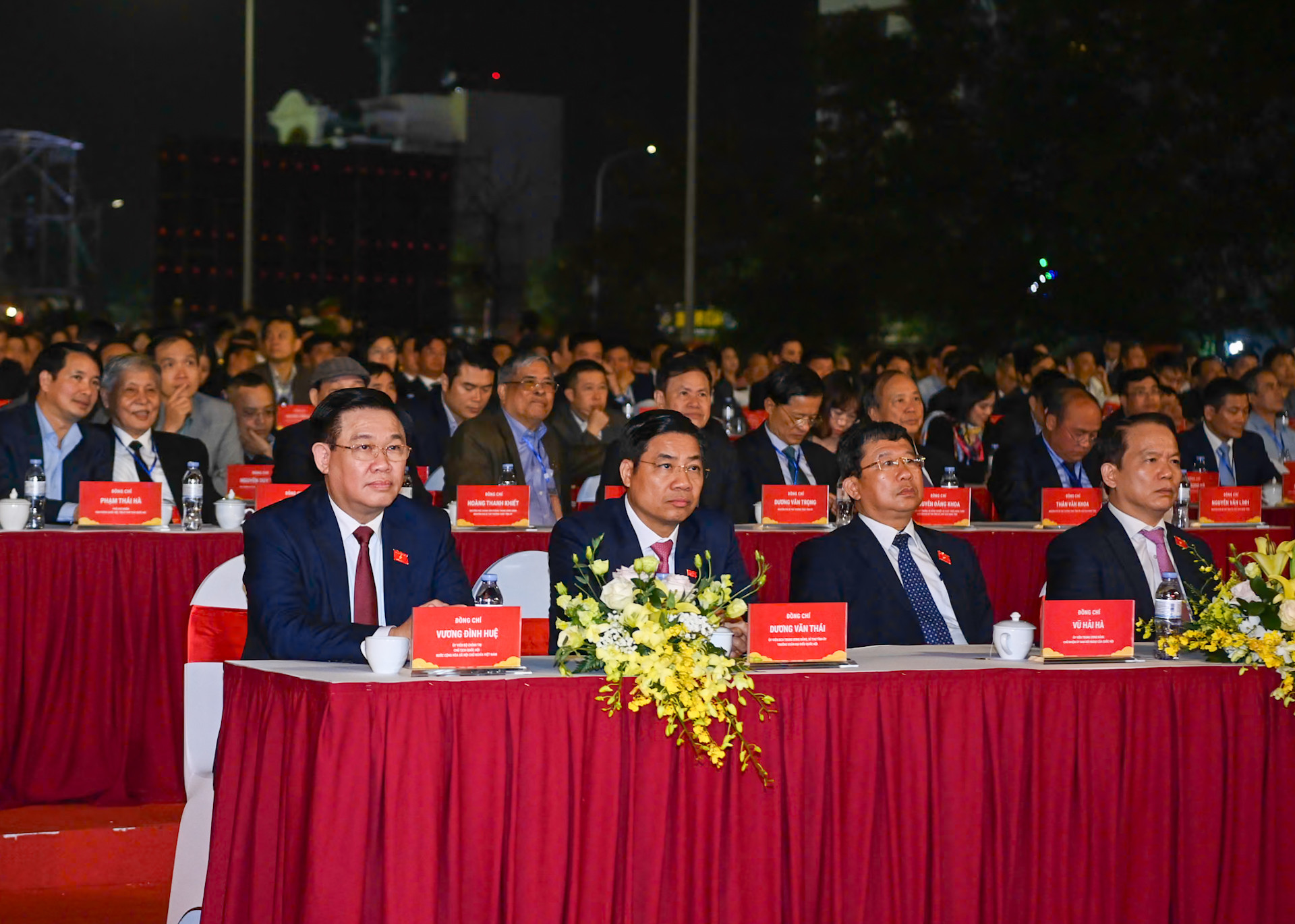 Chủ tịch Quốc hội Vương Đình Huệ cùng các đồng chí Ủy viên Ủy ban Thường vụ Quốc hội, lãnh đạo tỉnh Bắc Giang và các đại biểu dự buổi lễ.