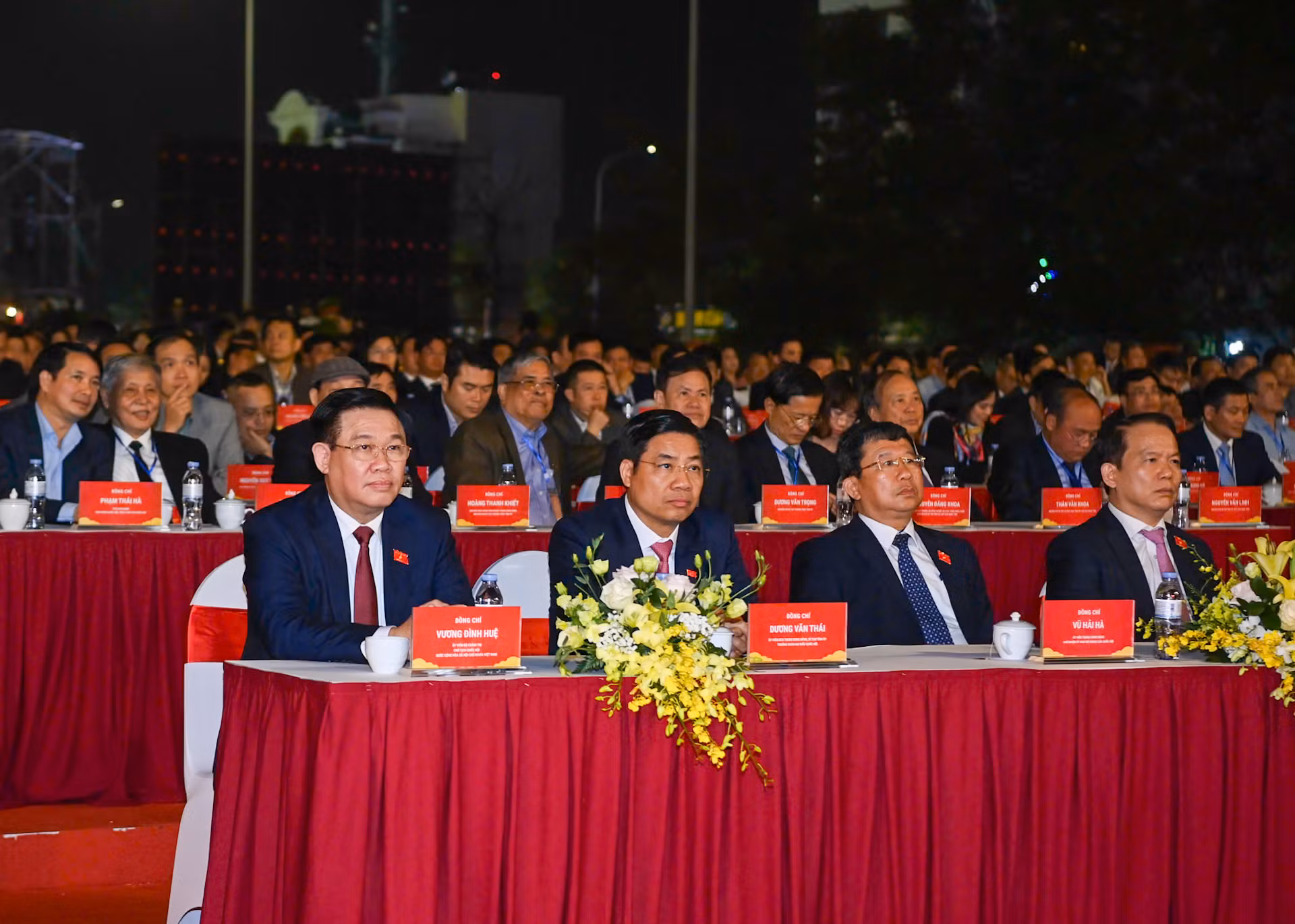 Chủ tịch Quốc hội Vương Đình Huệ cùng các đồng chí Ủy viên Ủy ban Thường vụ Quốc hội, lãnh đạo tỉnh Bắc Giang và các đại biểu dự buổi lễ. Chủ tịch Quốc hội Vương Đình Huệ cùng các đồng chí Ủy viên Ủy ban Thường vụ Quốc hội, lãnh đạo tỉnh Bắc Giang và các đại biểu dự buổi lễ.