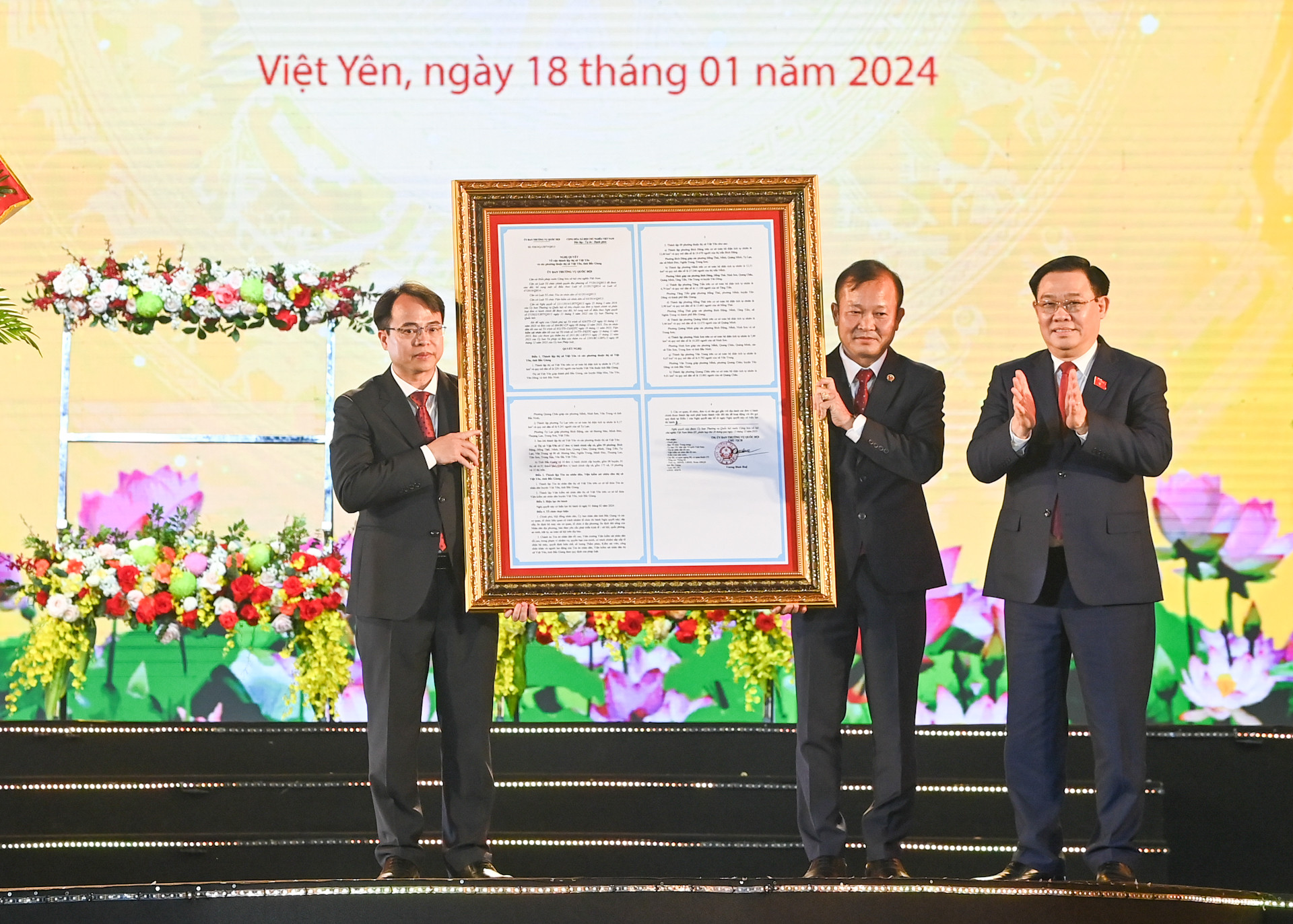 Chủ tịch Quốc hội Vương Đình Huệ trao Nghị quyết của Ủy ban Thường vụ Quốc hội cho lãnh đạo thị xã Việt Yên.