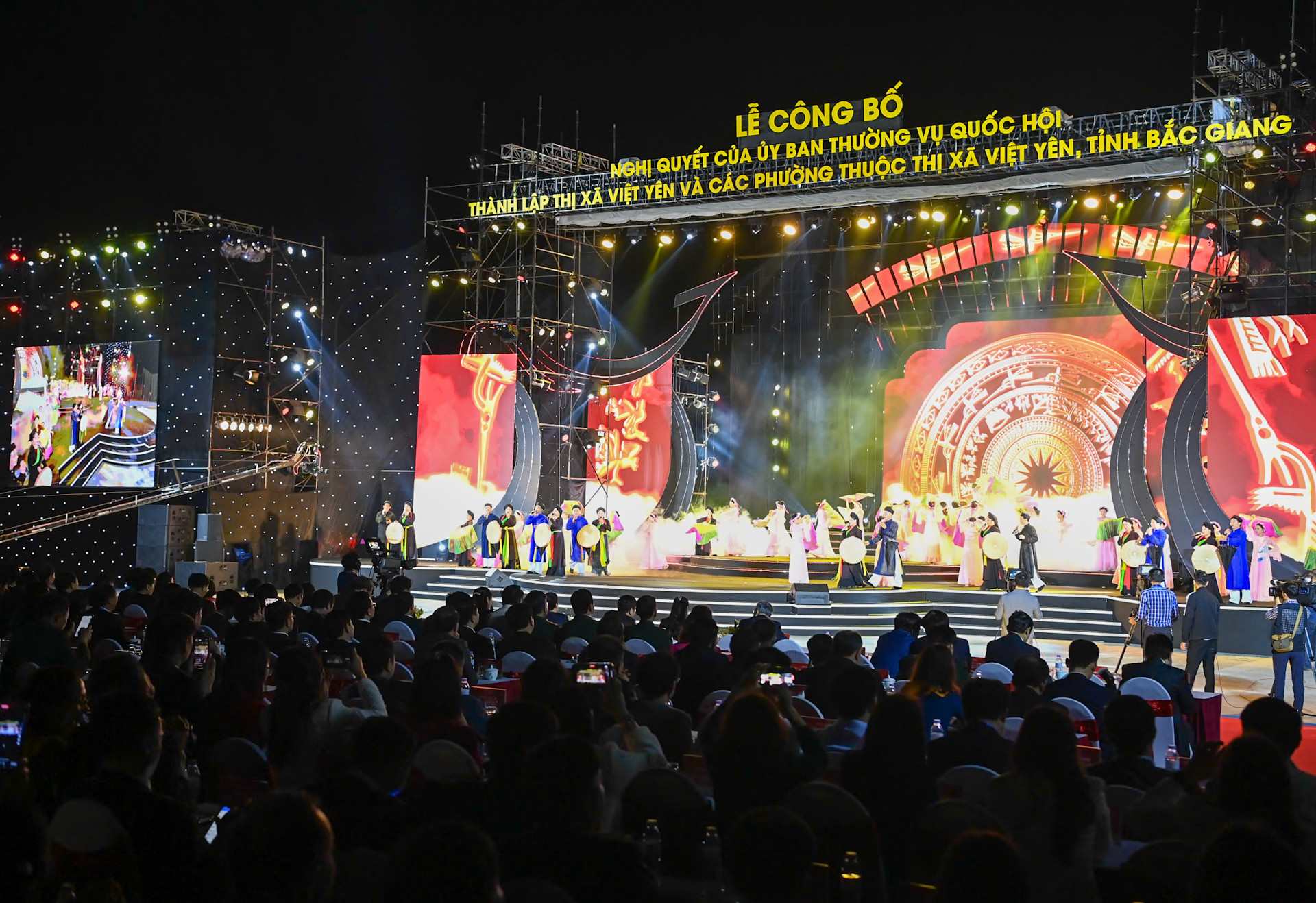 Quang cảnh lễ công bố thành lập thị xã Việt Yên.