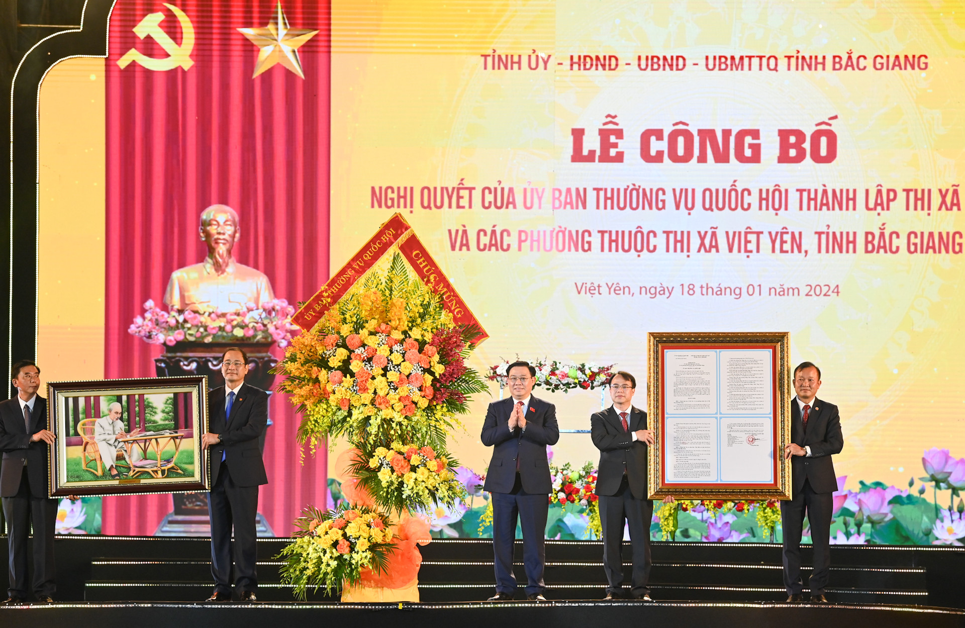 Chủ tịch Quốc hội Vương Đình Huệ trao quà lưu niệm và tặng hoa chúc mừng thị xã Việt Yên.