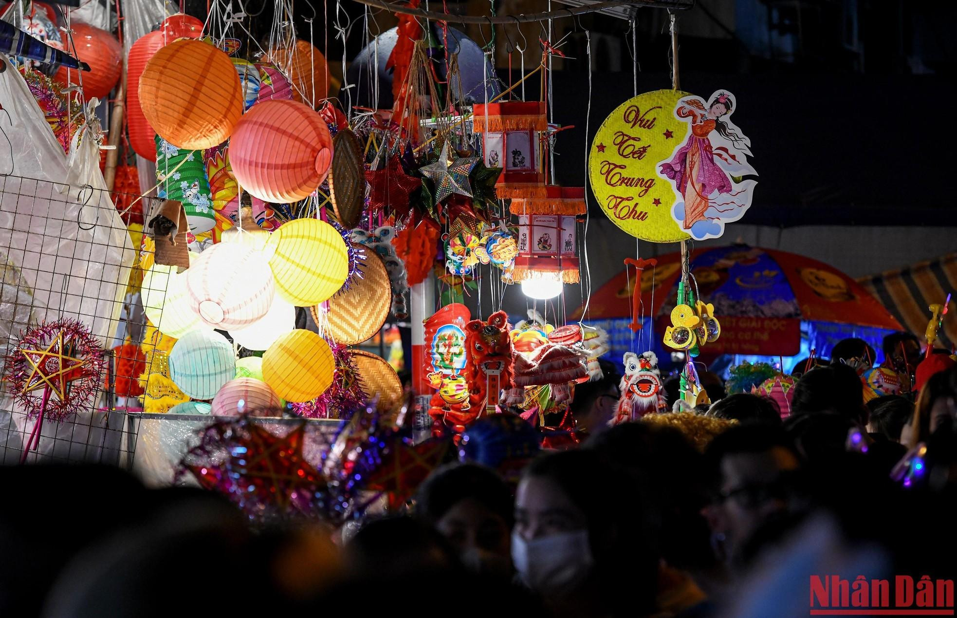 Những ngày đầu tháng 9, xen giữa dòng xe tấp nập, người ta đã nhận ra thấp thoáng những chiếc đèn lồng treo trên phố. (Ảnh: Thành Đạt)