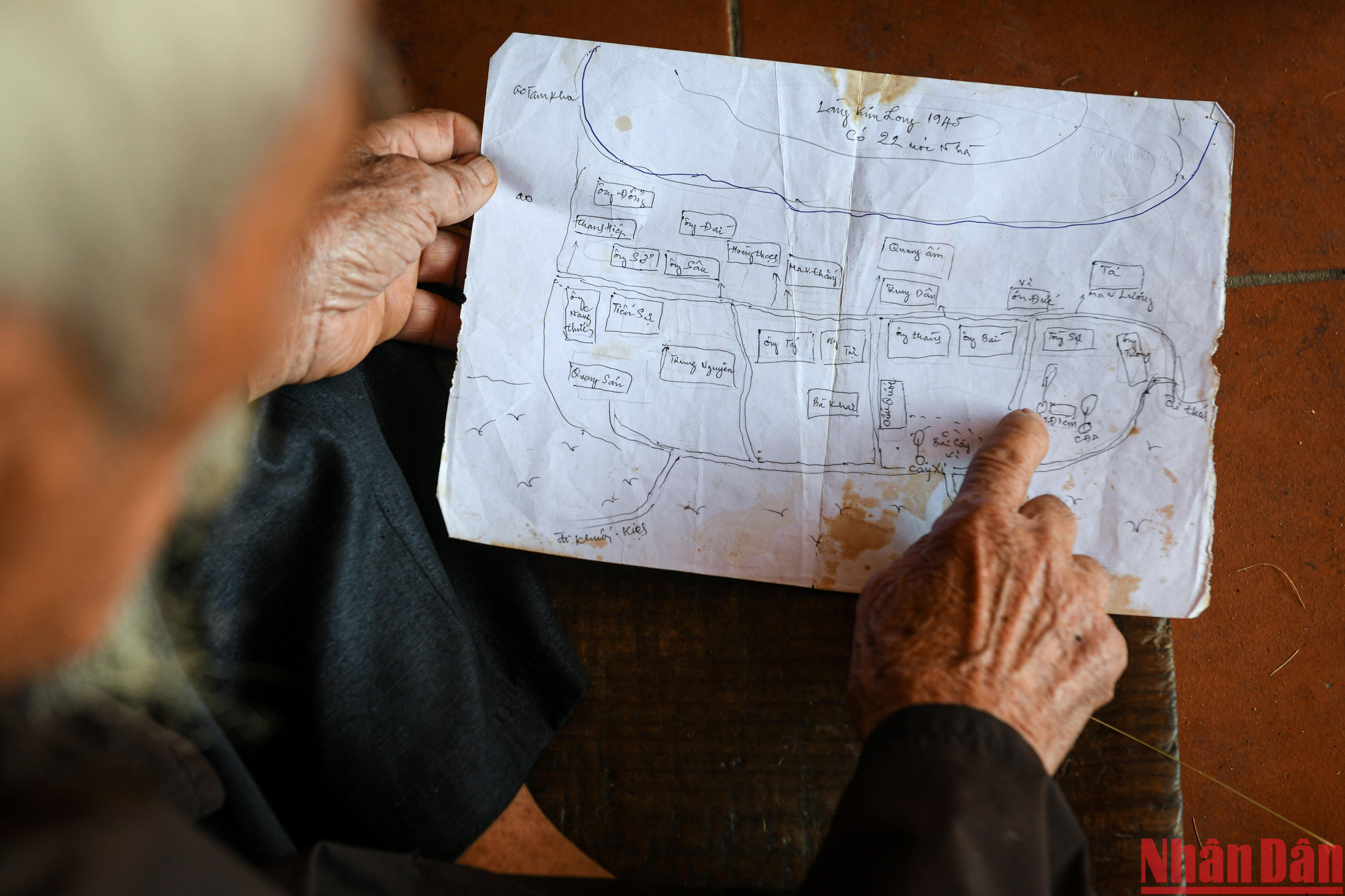 Tấm bản đồ về làng Kim Long năm 1945 được ông tỉ mẩn vẽ lại, trong đó vẽ rõ vị trí từng nóc nhà, con đường, con suối... Tấm bản đồ về làng Kim Long năm 1945 được ông tỉ mẩn vẽ lại, trong đó vẽ rõ vị trí từng nóc nhà, con đường, con suối...