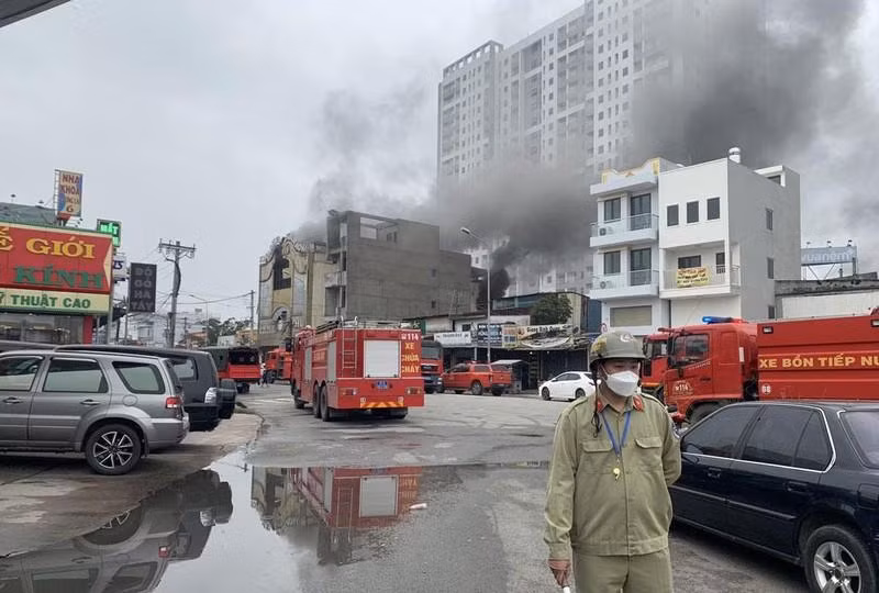 Hiện trường vụ cháy quán karaoke tại Bình Dương ngày 6/9. (Ảnh: Trịnh Bình)