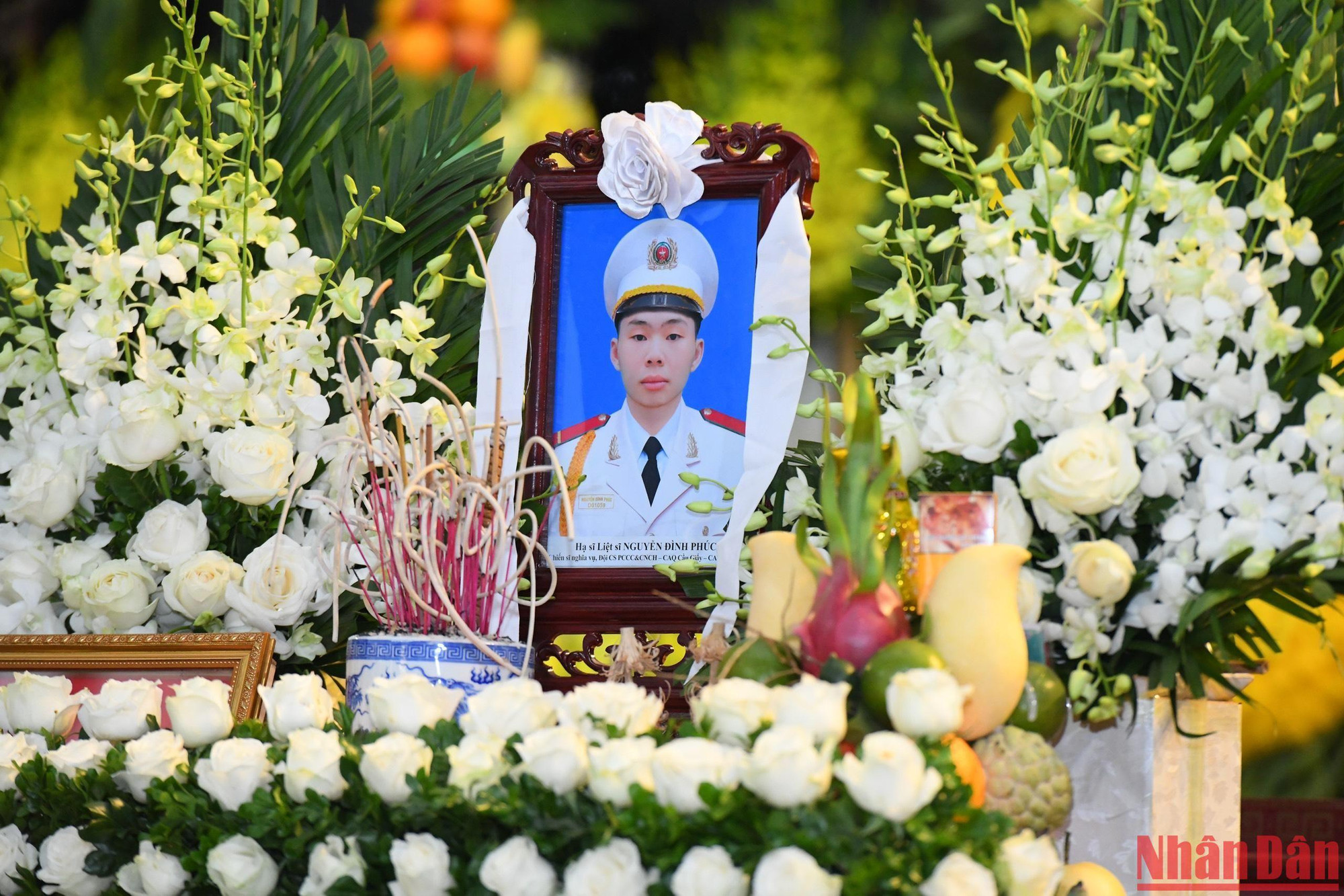 Vành hoa trắng và những nén hương phía trước hạ sĩ, liệt sĩ Nguyễn Đình Phúc khiến tất cả đều cảm thấy đau lòng.