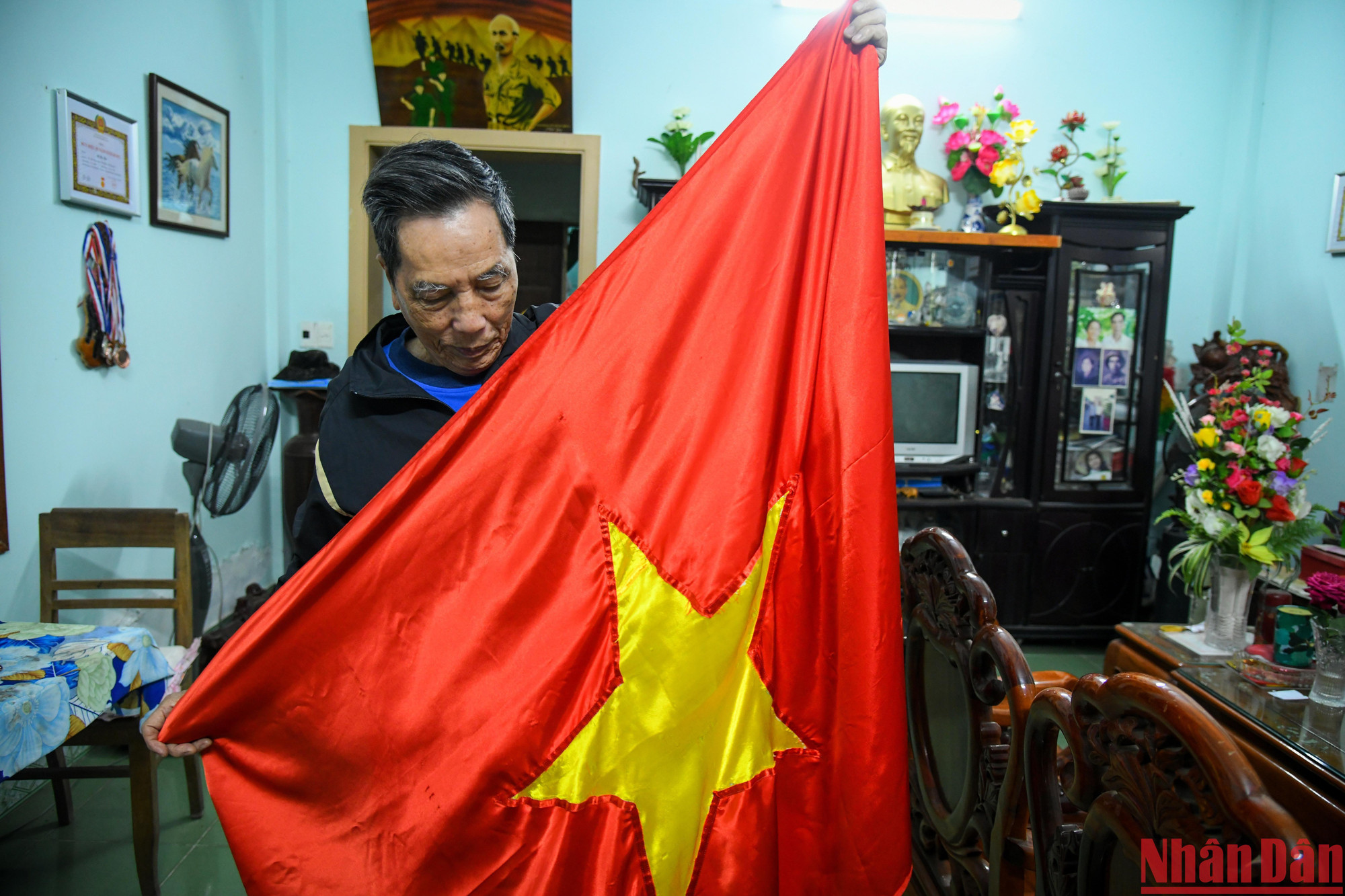 Năm nào cũng vậy, cứ tới gần ngày 2/9, cựu binh Nguyễn Đức Lãng (Quảng Trị) lại mang lá cờ Tổ quốc do chính tay ông may ra là lượt cho phẳng phiu, chuẩn bị treo trong dịp lễ lớn. (Ảnh: Thành Đạt)
