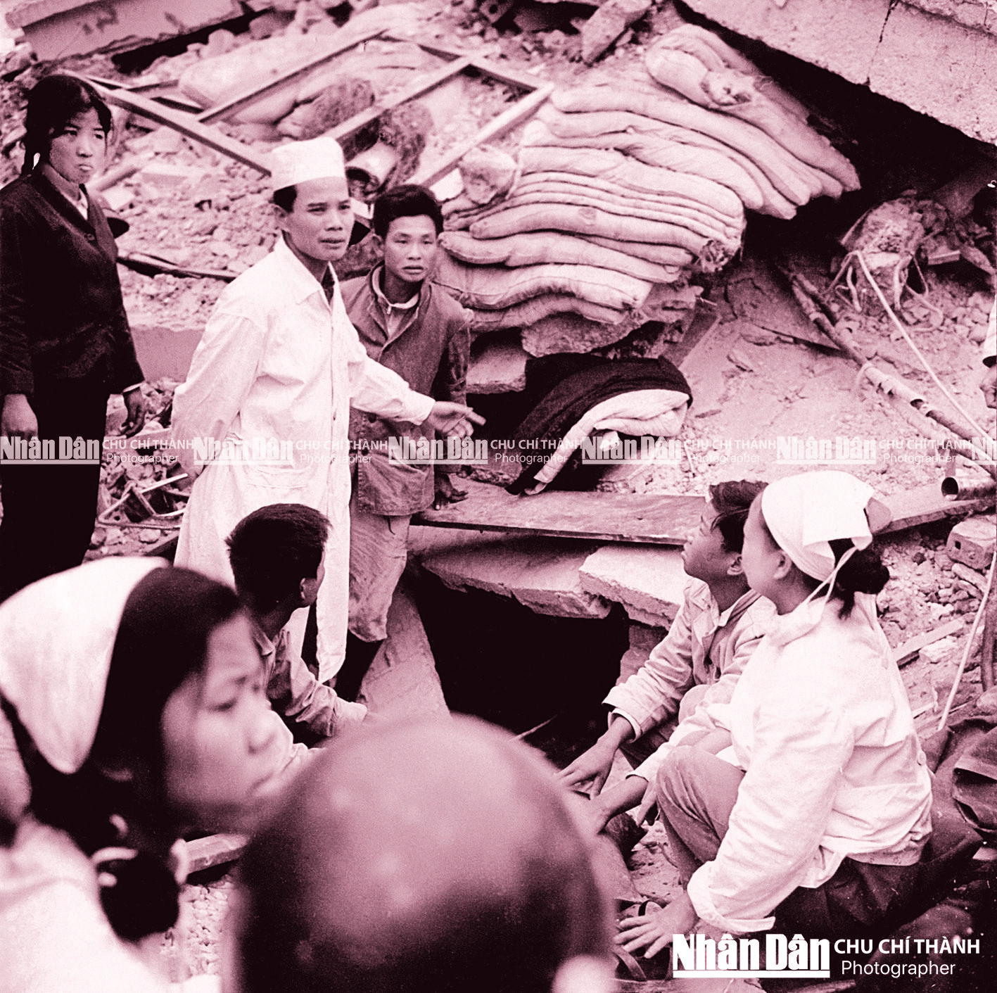 Mở đường hầm bệnh viện Bạch Mai cứu bệnh nhân bị kẹt dưới hầm.