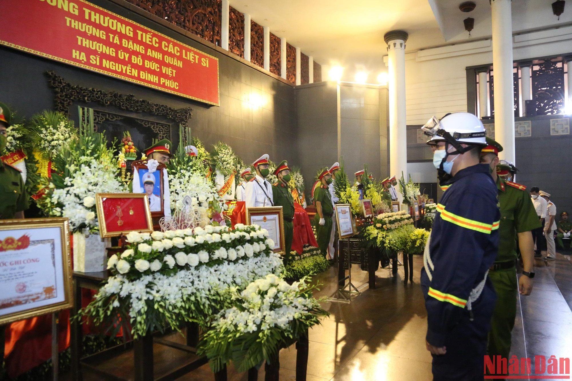 Đồng đội ơi, ngày hôm nay, chúng tôi ở đây để đưa tiễn các anh về nơi an nghỉ cuối cùng...