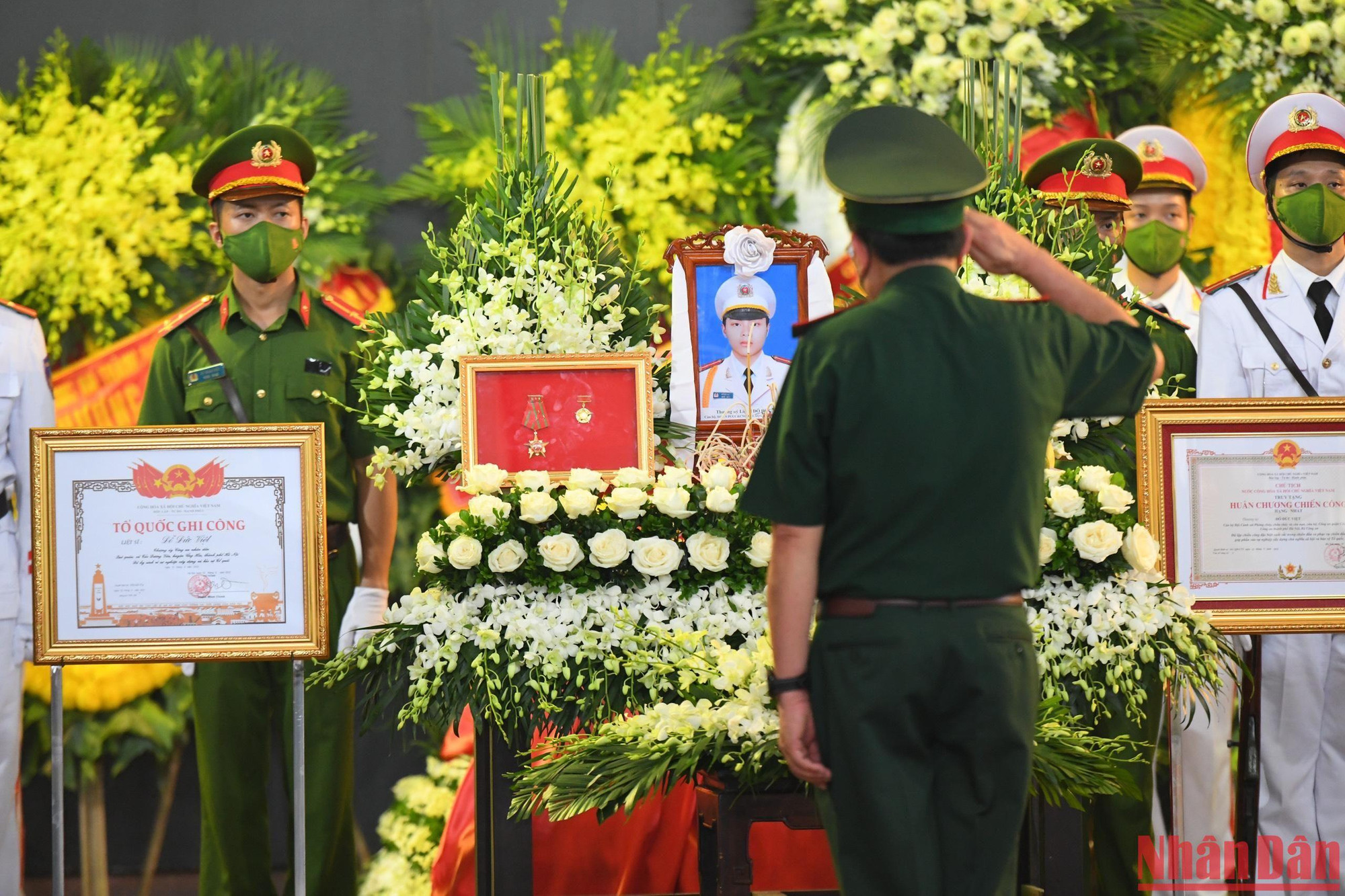 Trước anh linh các liệt sĩ, những người ở lại đều bày tỏ sự tiếc thương vô hạn.