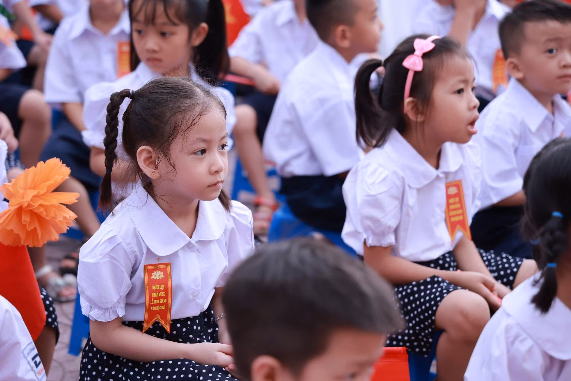 Học sinh trường tiểu học Định Công (quận Hoàng Mai, Hà Nội) bỡ ngỡ trong ngày đầu tới lớp. (Ảnh: Sơn Bách)