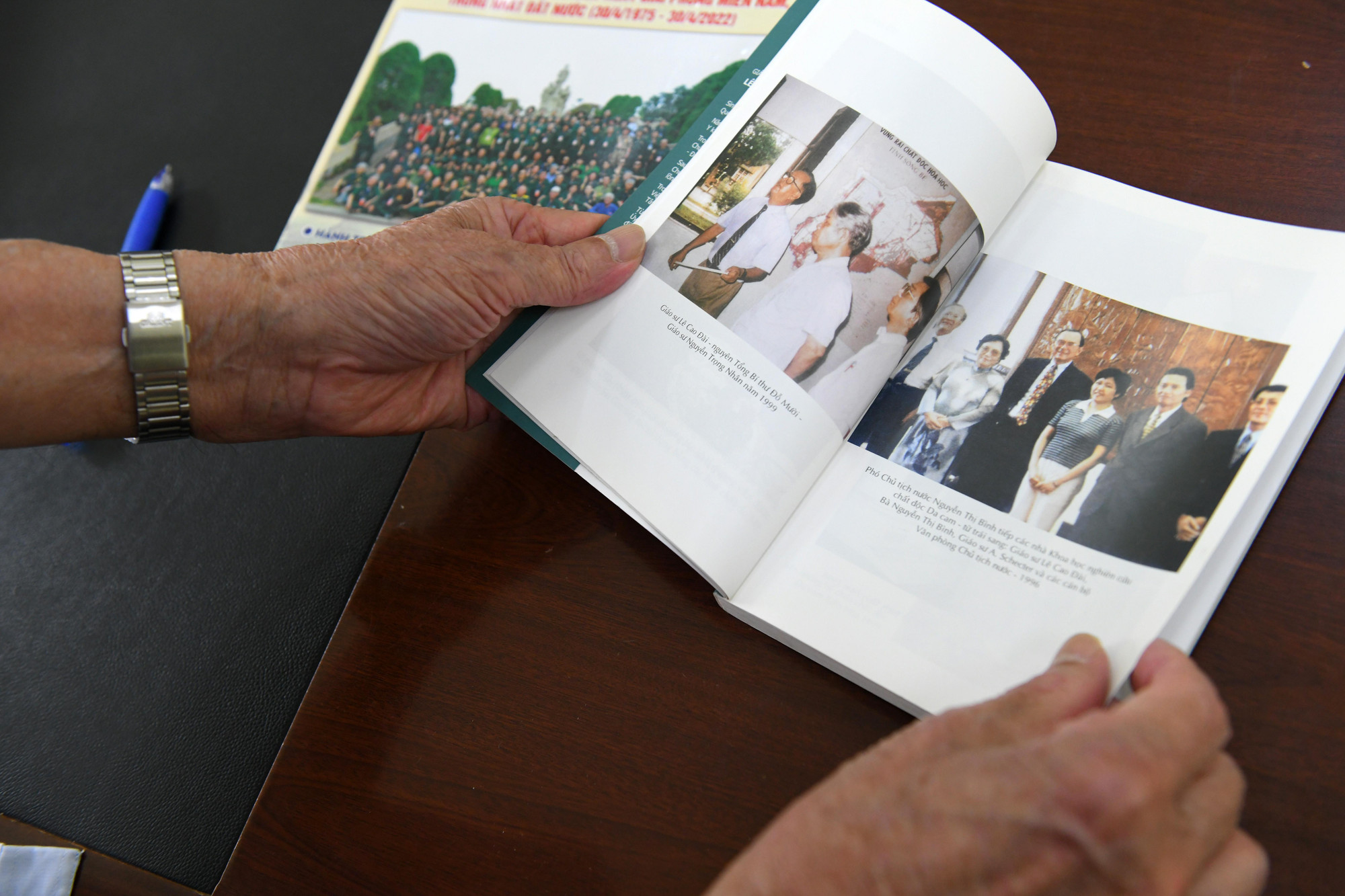 Trên bàn làm việc của ông vẫn ngổn ngang những tài liệu và hình ảnh về di chứng dioxin vẫn đang hiện hữu tại Việt Nam hàng chục năm thời hậu chiến.