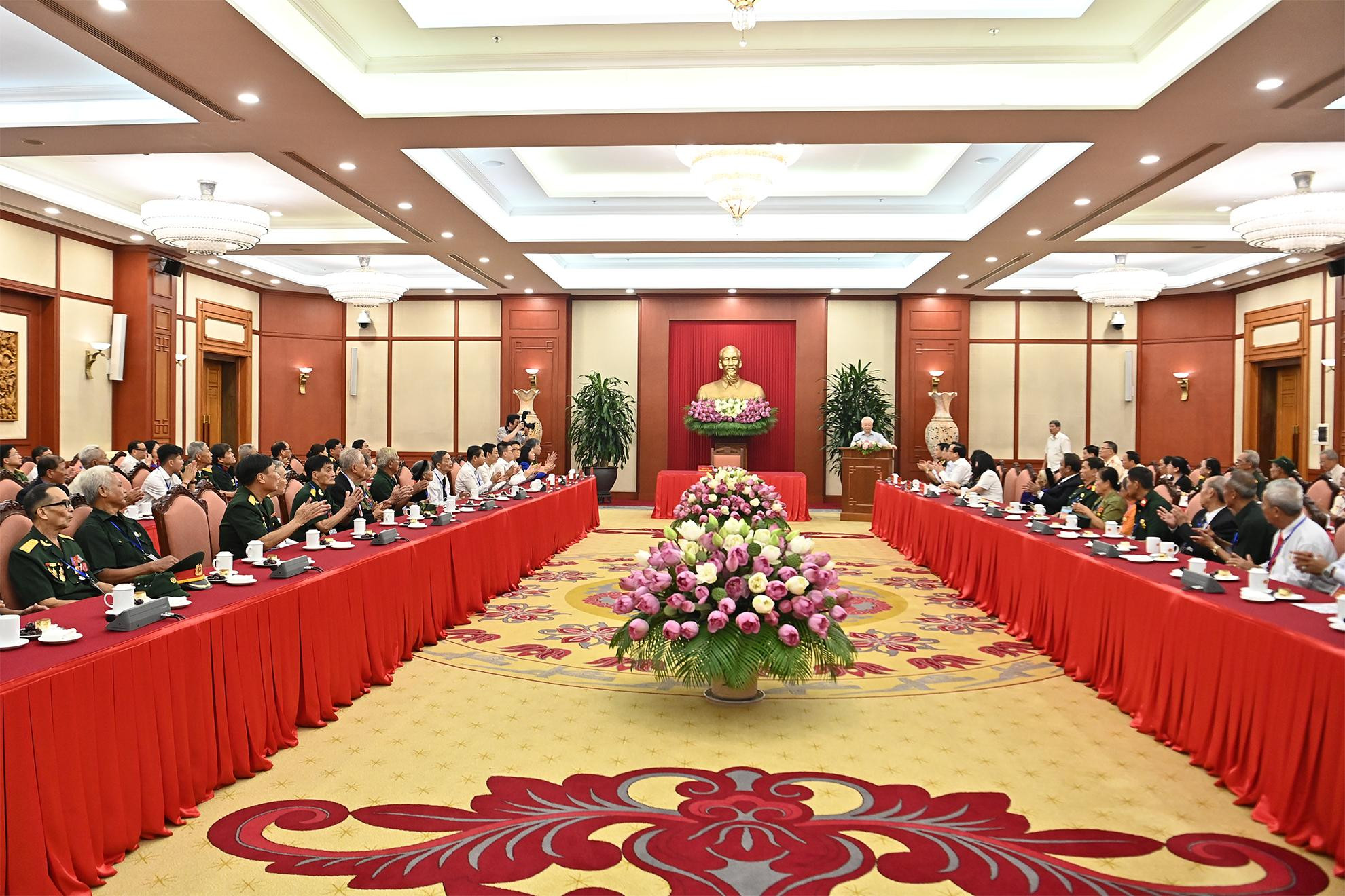 Tổng Bí thư Nguyễn Phú Trọng phát biểu tại buổi gặp mặt. Tổng Bí thư Nguyễn Phú Trọng phát biểu tại buổi gặp mặt.