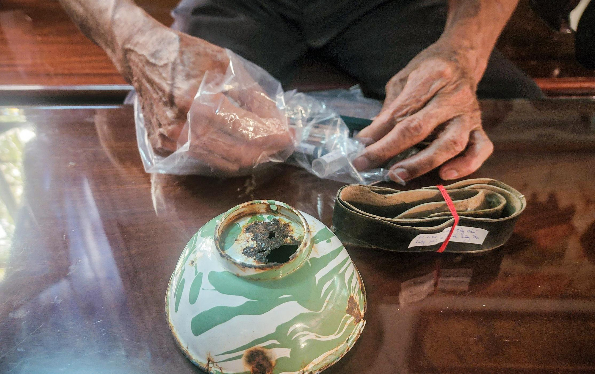 Một chiếc bát làm bằng mảnh bom B52, một chiếc thắt lưng da đã cũ sờn... tất cả gợi nhắc ông về quá khứ thương đau. Mỗi hiện vật đều kể cho thế hệ sau những câu chuyện về những ngày chiến đấu, hy sinh anh dũng của cha ông...