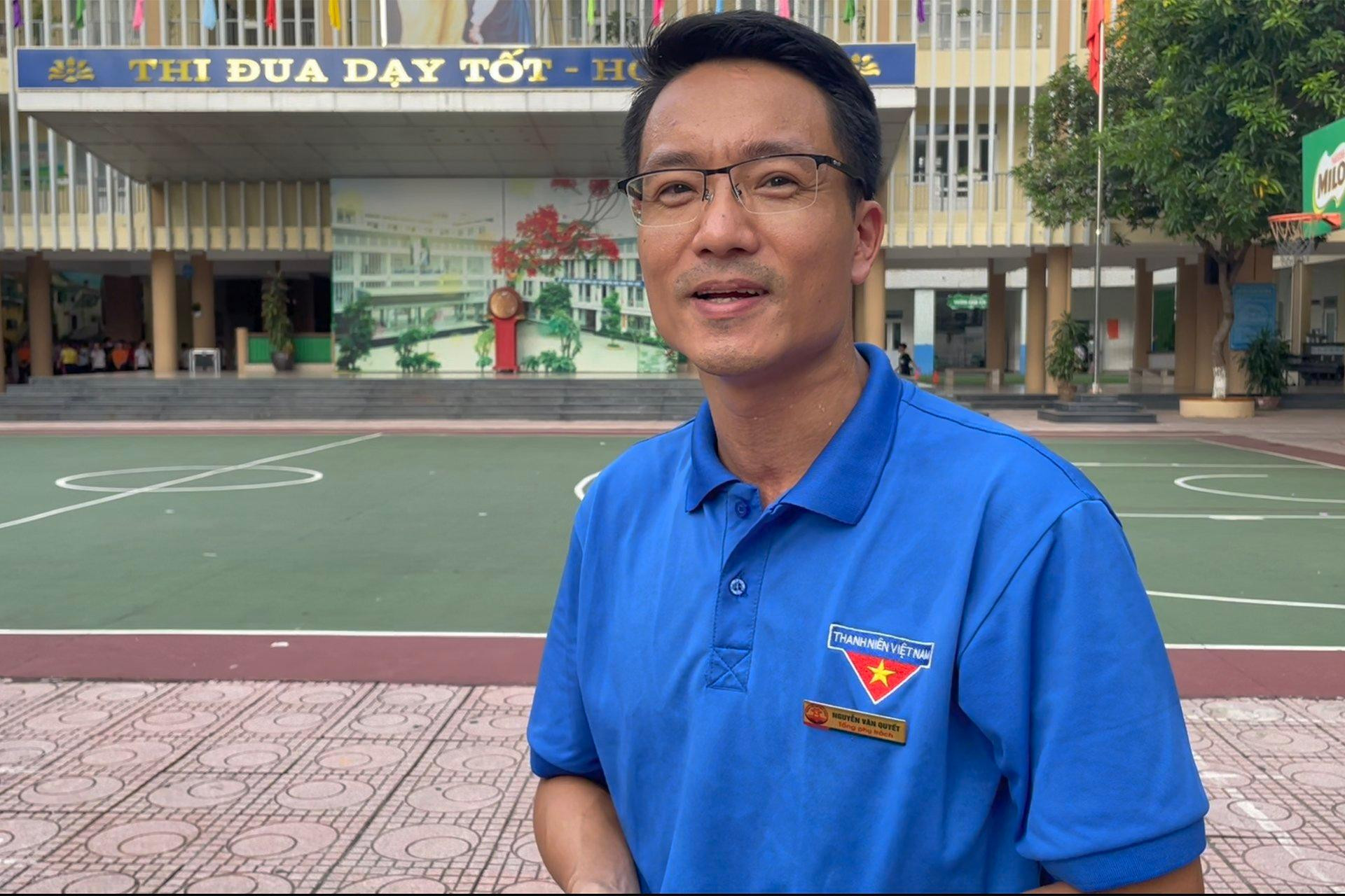 Anh Nguyễn Văn Quyết, Tổng Phụ trách Đội Trường Tiểu học Dịch Vọng B, quận Cầu Giấy, Hà Nội, bày tỏ niềm tự hào trong ngày 2/9. (Ảnh: Phan Thạch)