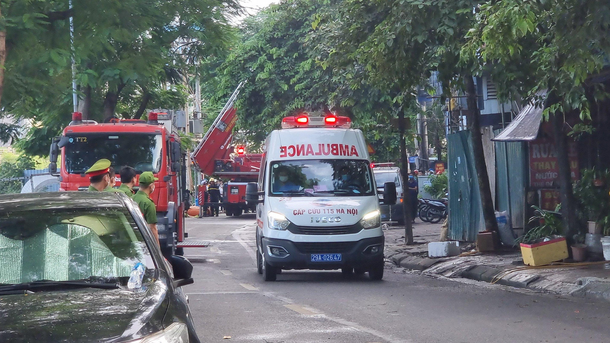 Khi xe cấp cứu rời khỏi hiện trường, rất nhiều đồng đội, đồng chí và cả người dân đã bật khóc...