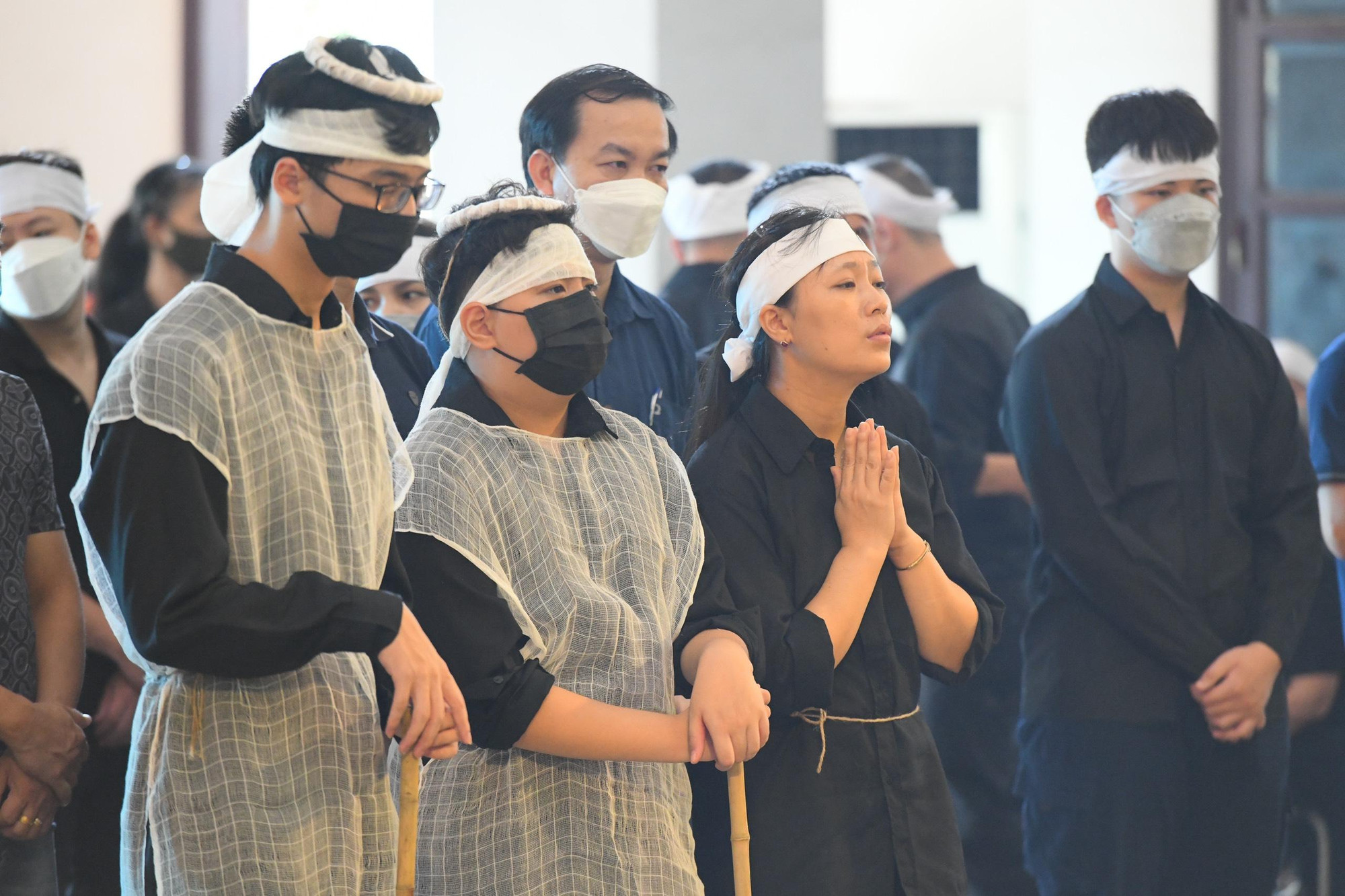 Đến tiễn đưa các anh hôm nay là bạn bè, thân quyến - những người sẽ mang trong mình một vết thương rất khó để nguôi ngoai...