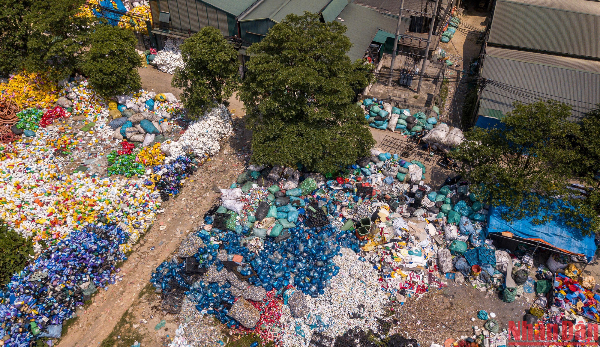 Rác chất kín trên những khoảng đất tại thôn Xà Cầu. (Ảnh: Thành Đạt)