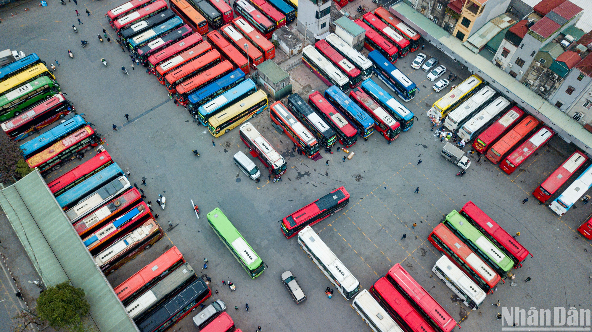 [Ảnh] Các cửa ô, bến xe nhộn nhịp dòng người rời Thủ đô về quê đón Tết ảnh 17