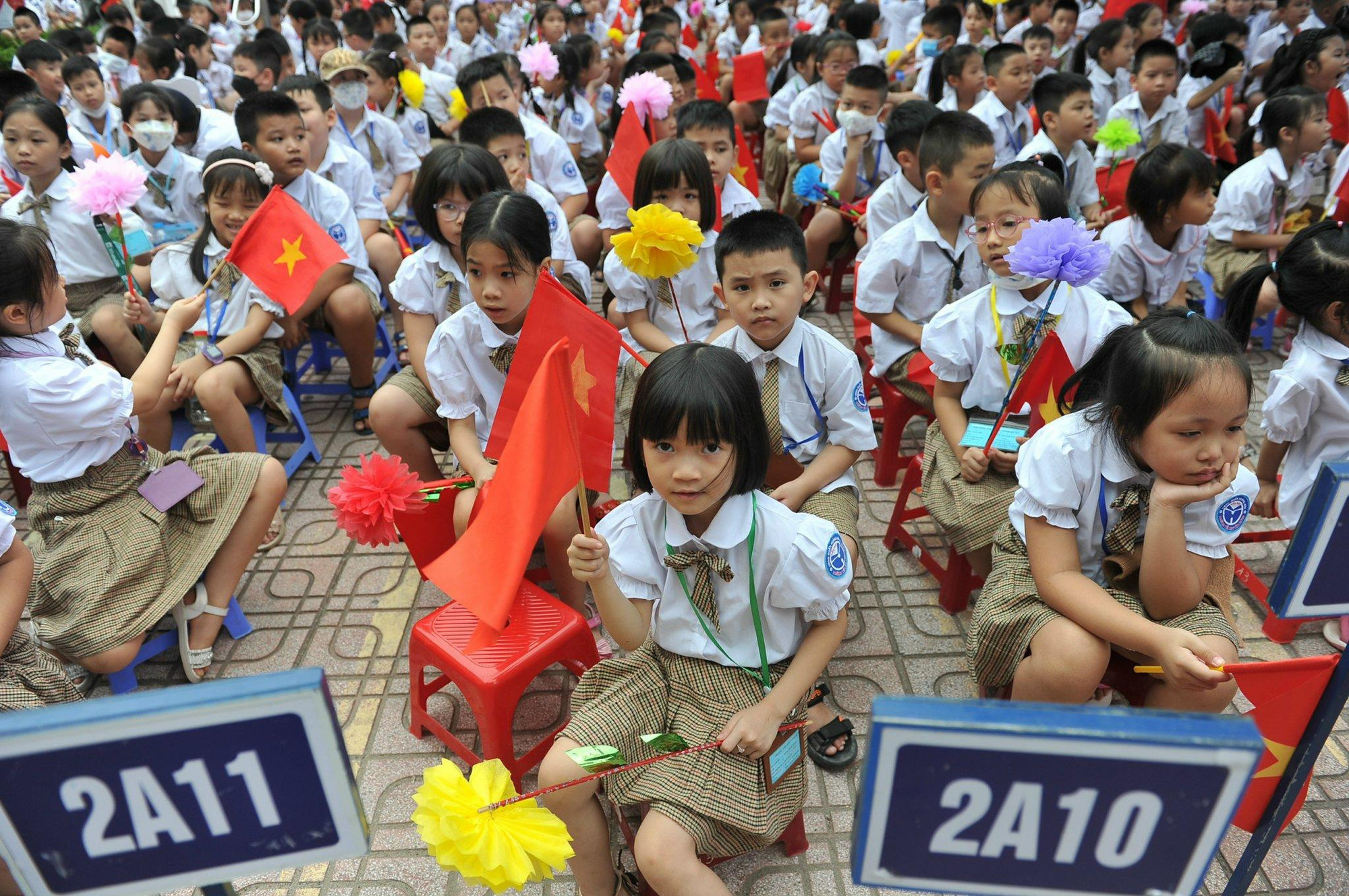 Các học sinh trường tiểu học Vĩnh Hưng chào đón năm học mới. (Ảnh: Đăng Khoa)