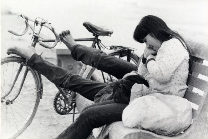 Niềm vui bình dị trong ngày Giải phóng Thủ đô. (Ảnh: Nghệ sĩ Quang Phùng)