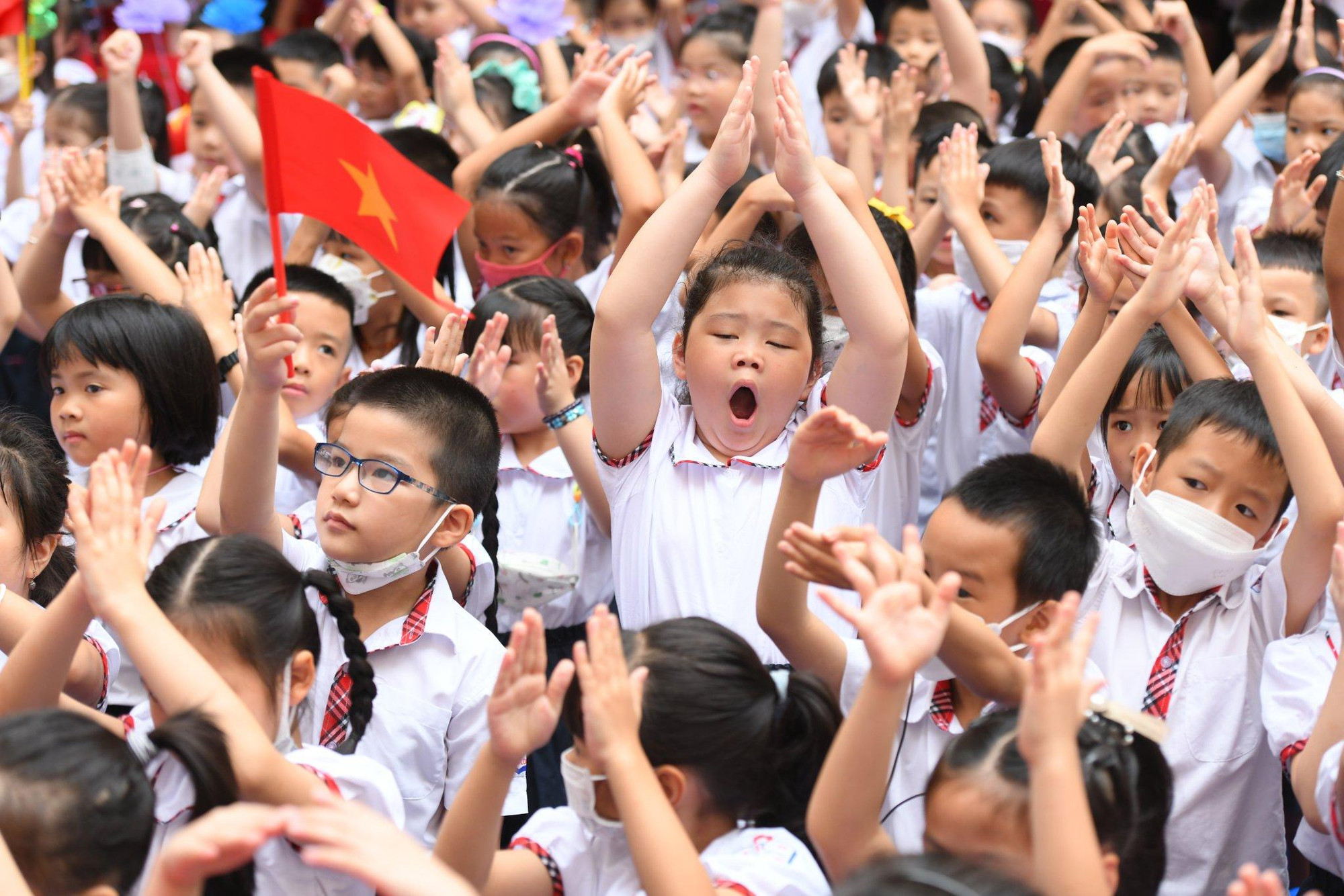 Nét ngây thơ vẫn còn nguyên trên gương mặt các "mầm non tương lai" của đất nước. (Ảnh: Thành Đạt)