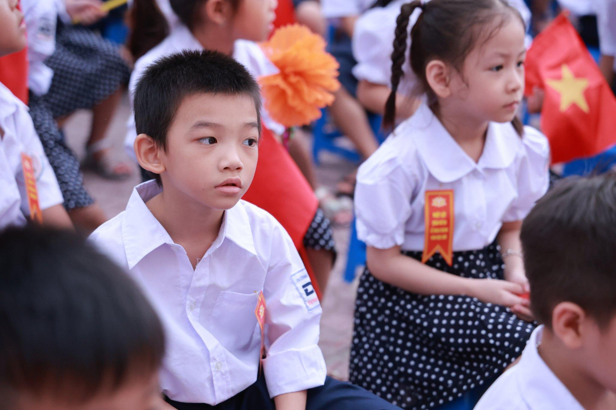 Háo hức, hồi hộp là tâm lý chung của các bé khi được bước chân tới trường. (Ảnh: Sơn Bách)